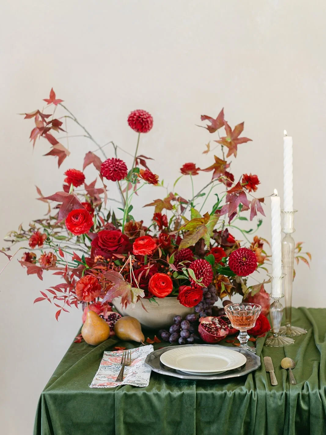 A little vintage-inspired holiday table inspiration will always make our day merry and bright 🎄

Photo: @aliviajoyco 
Backdrop: @chasingstone in Sandstone