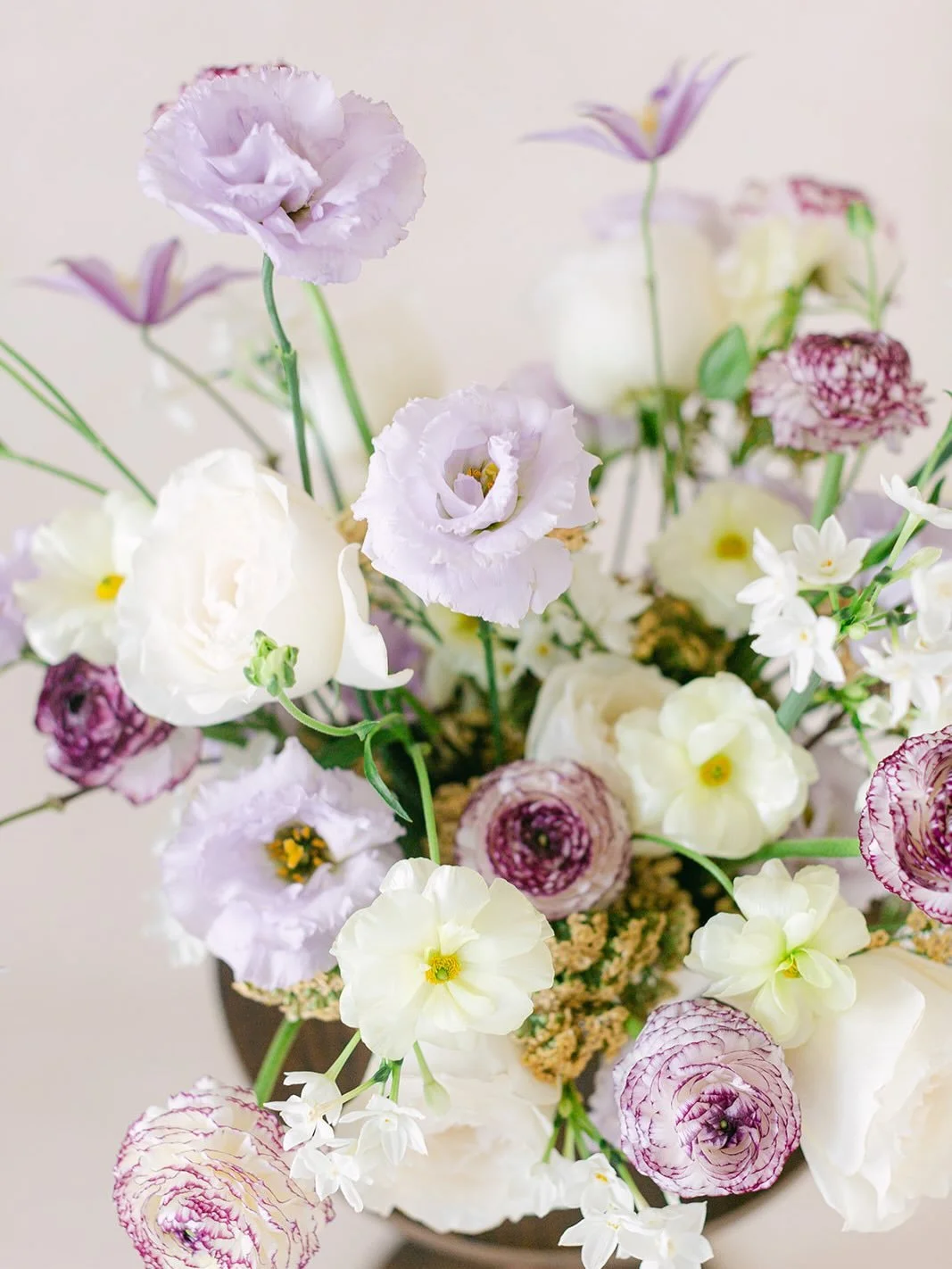 Lavender and butter yellow centerpiece magic 🍇🌼

Photo @aliviajoyco