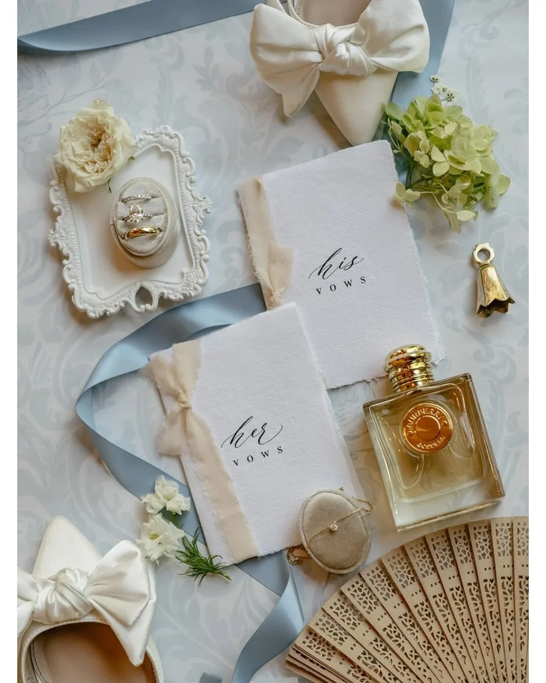 A moment for elegant details ✨captured by @marleykeeneyphoto

Couple: @brittanyburnam + @jake.troska
Coordinator: @soireeinternational
Venue: @pikespeakranch
Catering + Cake: @wildfire_cuisine
Bartender: @partyliquorco
Entertainment, DJ: @somethingvi