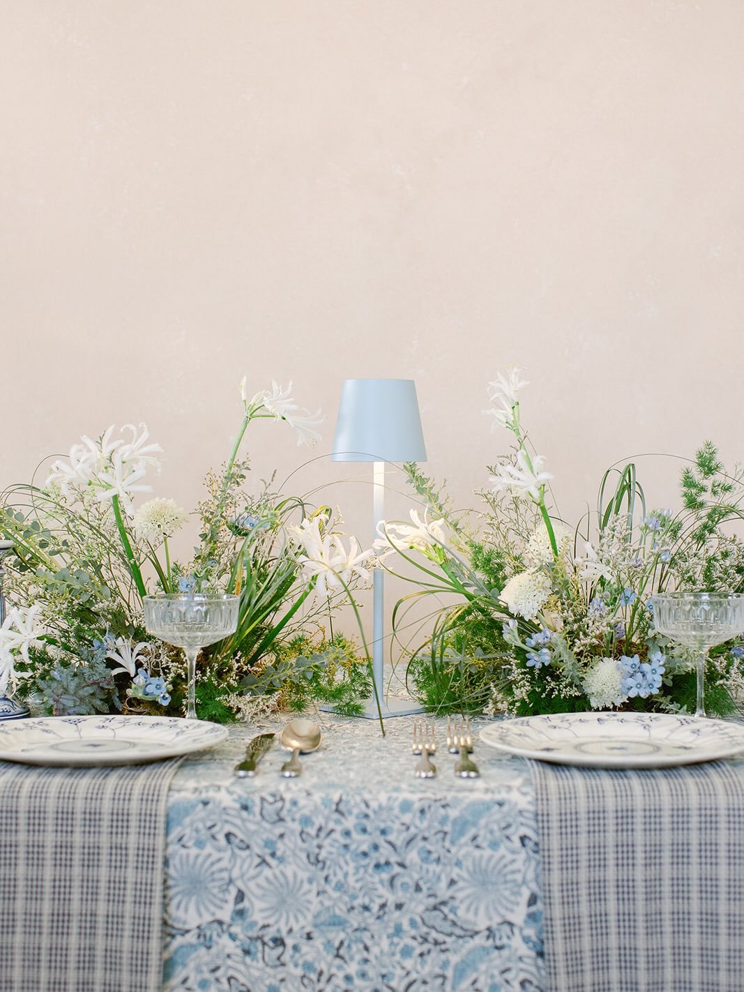Maximalist tablsecape in blue 🦋

Photos @aliviajoyco 
Backdrop @chasingstone