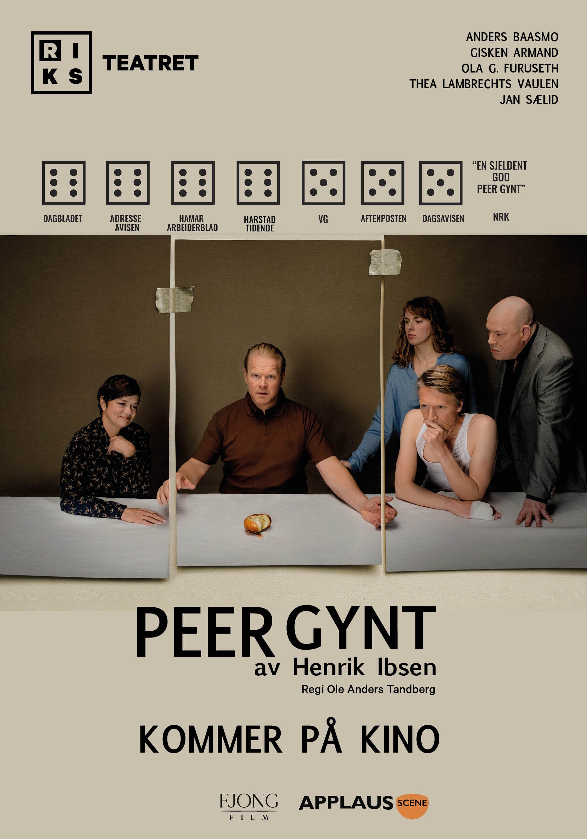 Plakat for filmen 'Peer Gynt' av Henrik Ibsen, regissert av Ole Anders Tandberg, med bilder av skuespillere og anmeldelser fra norske aviser. Tekst: 'Kommer på kino'. Logoer for Fjong Film og Applaus Scene.