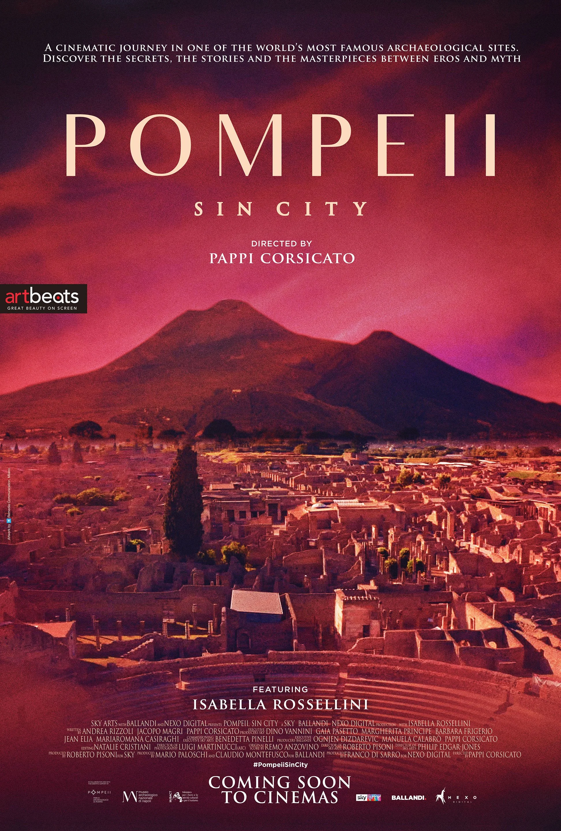 Filmplakat for "Pompeii Sin City" regissert av Pappi Corsicato, med en visning av byen Pompeii med fjellet Vesuv i bakgrunnen. Tekst på plakaten inkludert "A cinematic journey in one of the world's most famous archaeological sites" og "Featuring Isab
