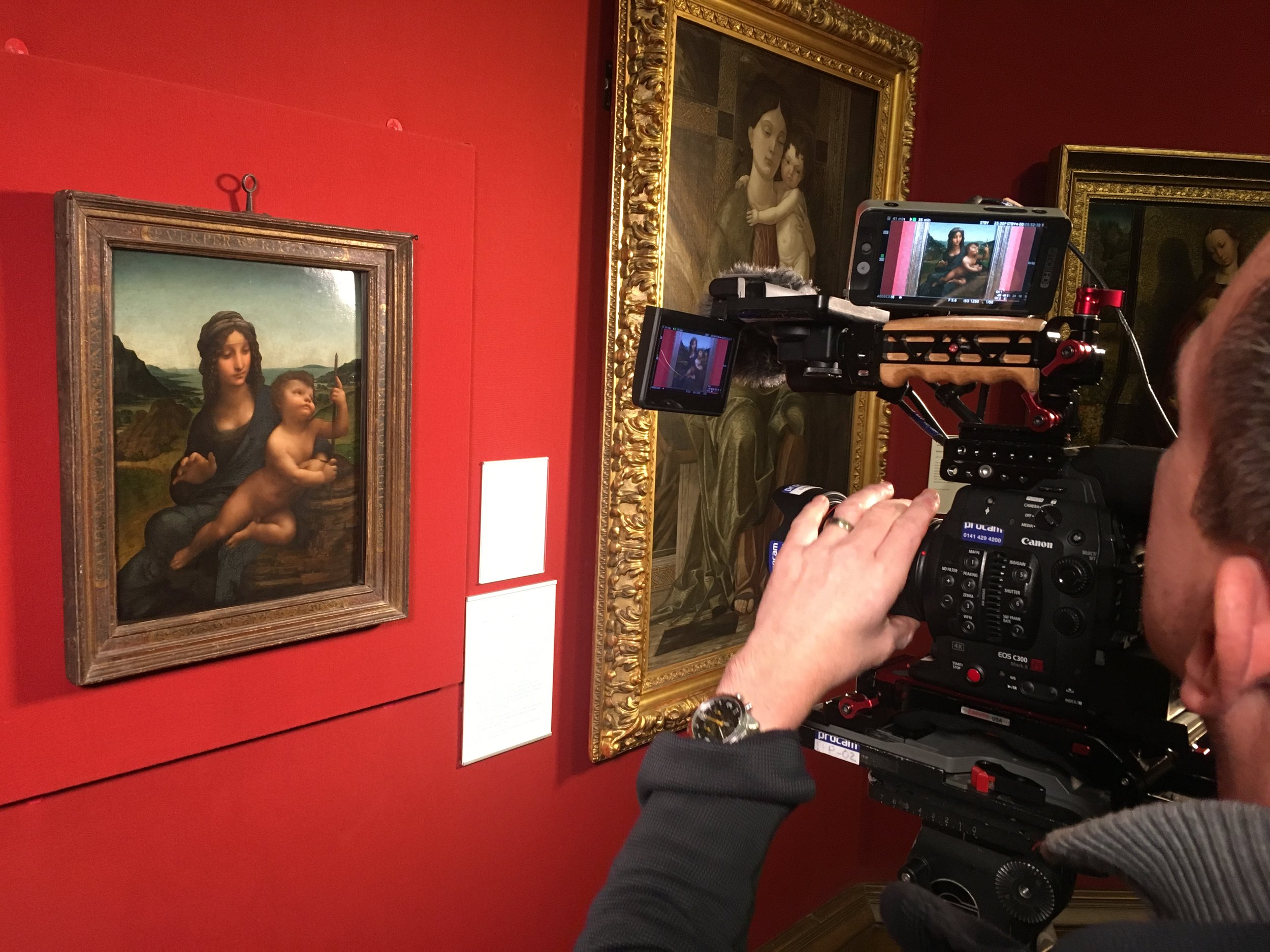 Filming Madonna of the Yarnwinder by Leonardo, National Gallery of Scotland © EXHIBITION ON SCREEN.JPG