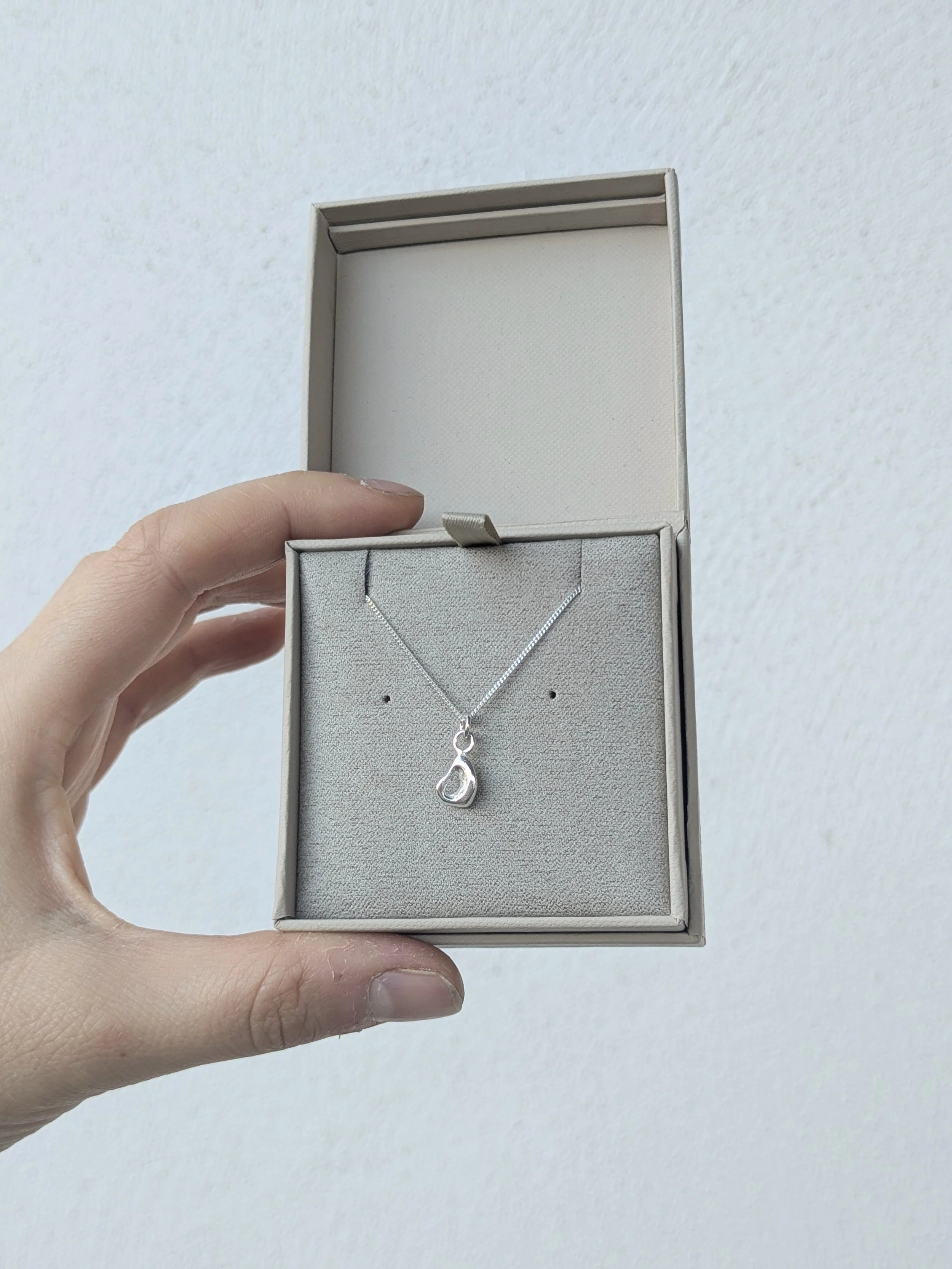 silver_dainty_necklace_3_box_KH.jpg