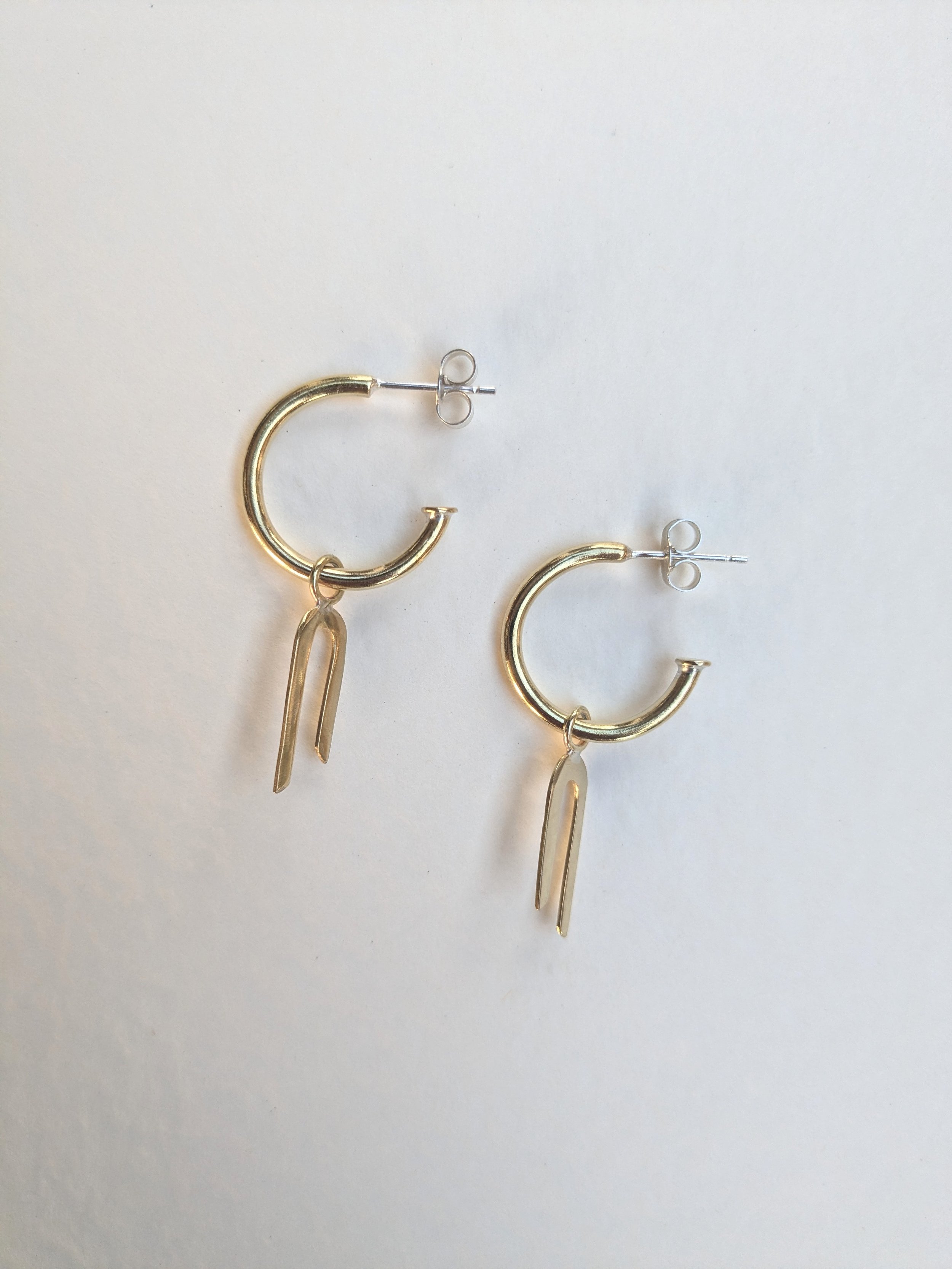 brass_arch_earrings_close_up_KH.jpg