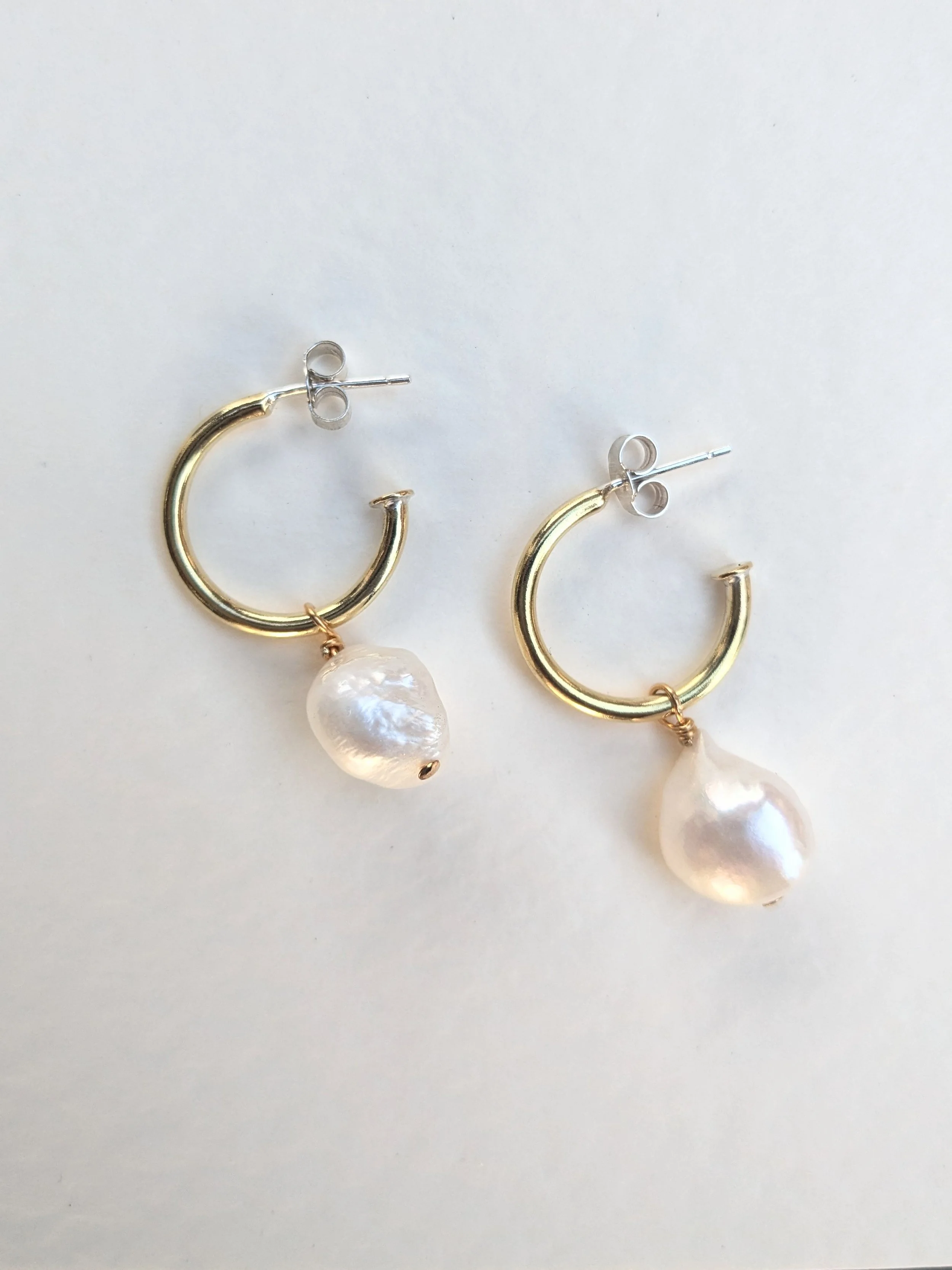 freshwater_pearl_brass_hoops_1_close_up_KH.jpg
