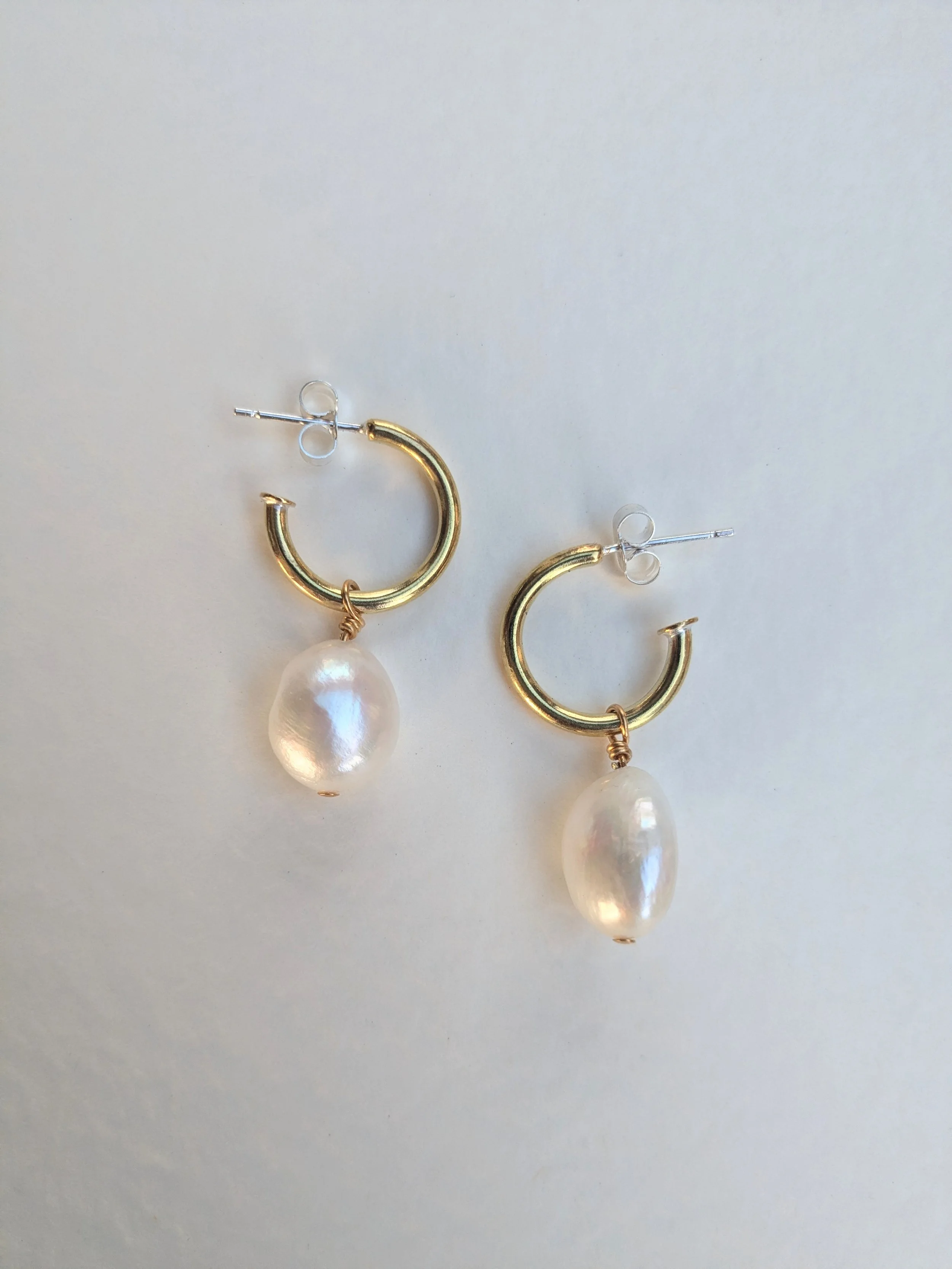 freshwater_pearl_brass_hoops_2_close_up_KH.jpg