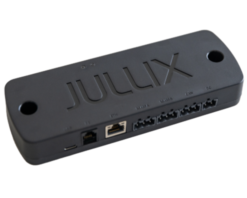 Een beschadigd metalen dak met een grote opening, twee mensen werken op het dak, de omgeving bevat bomen en gebouwen op een bewolkte dag.