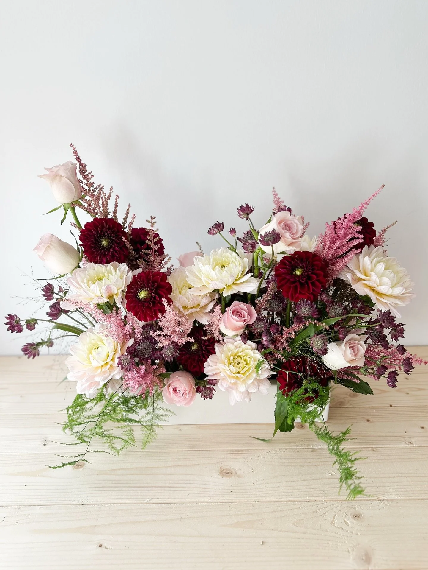Blushing blooms & bold beauty 🌹
A romantic mix of soft pinks, creamy whites, and rich burgundy
.
.
Sussex wedding florist | Hampshire wedding florist | West Sussex wedding florist | Surrey wedding florist | bride to be 2026| wedding flowers | b