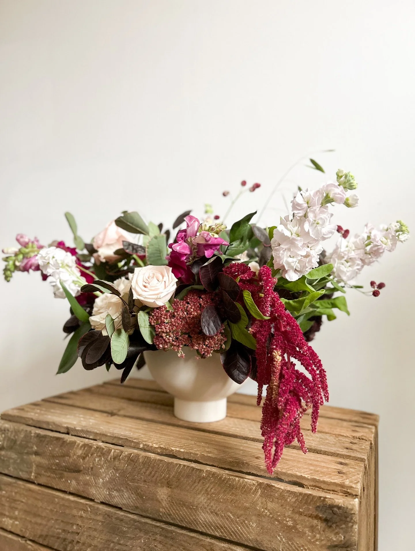 Autumn romance in full bloom 💕🍂 Soft blush roses, moody foliage, and cascading textures
I love this time of year, the rich colours are something else 
.
.
Sussex wedding florist | Hampshire wedding florist | Sussex wedding florist | Surrey wedding