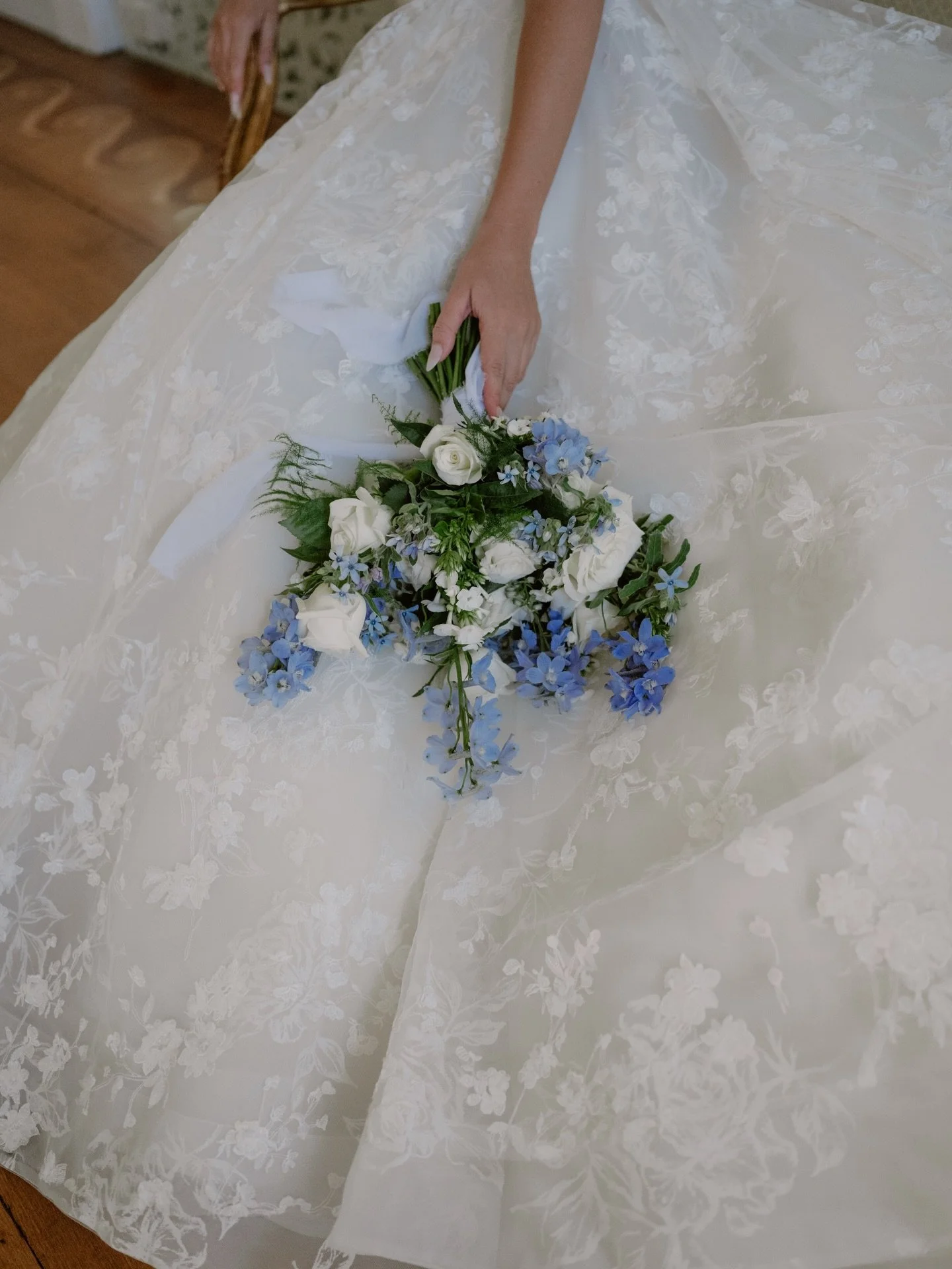 Soft romance in every detail 🤍 

A timeless bridal bouquet of ivory roses and delicate blue delphinium, perfectly paired with layers of lace and light.

Florist @eveselegantflorals 
Venue @rownhamshouse
Photographer
@anneletournel_photography
Dress 
