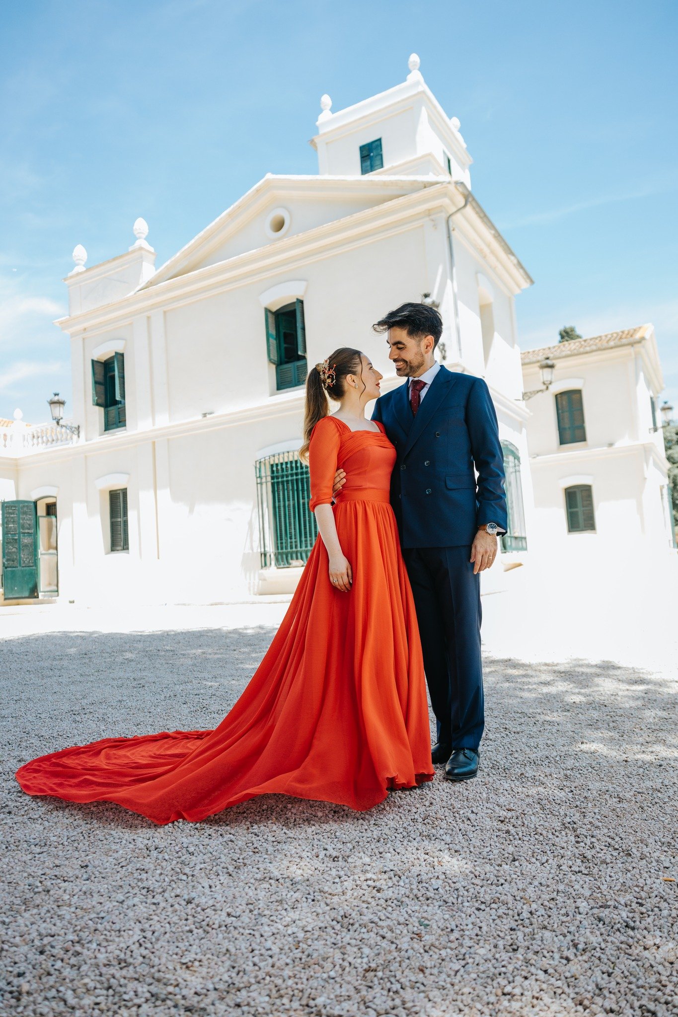 Flipante ver la cara que se le qued&oacute; a los invitados cuando vieron a la NOVIA DE ROJO!!!

@paucofue &amp; @javas_pit en @masiadesanantonio