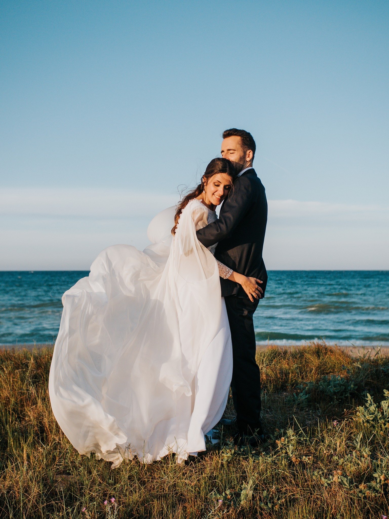 3. Postboda (vertical)
A veces, lo mejor viene despu&eacute;s. Nos escapamos con Vero y Marcos para una sesi&oacute;n postboda sin prisas, solo ellos y su amor. Qu&eacute; gustazo poder cerrar el ciclo as&iacute;. 🖤

Vestido: @&zwnj;rodenasdressmake
