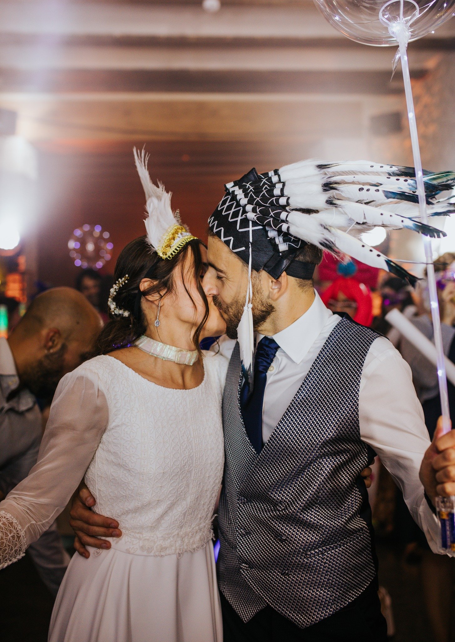 2.2 Boda (FIESTA)
Despu&eacute;s del &ldquo;s&iacute; quiero&rdquo; lleg&oacute; lo bueno: la fiesta. Vero y Marcos lo dieron todo rodeados de su gente. Bailes, abrazos y alegr&iacute;a hasta el final. Y yo, encantado de capturarlo todo tras la c&aac