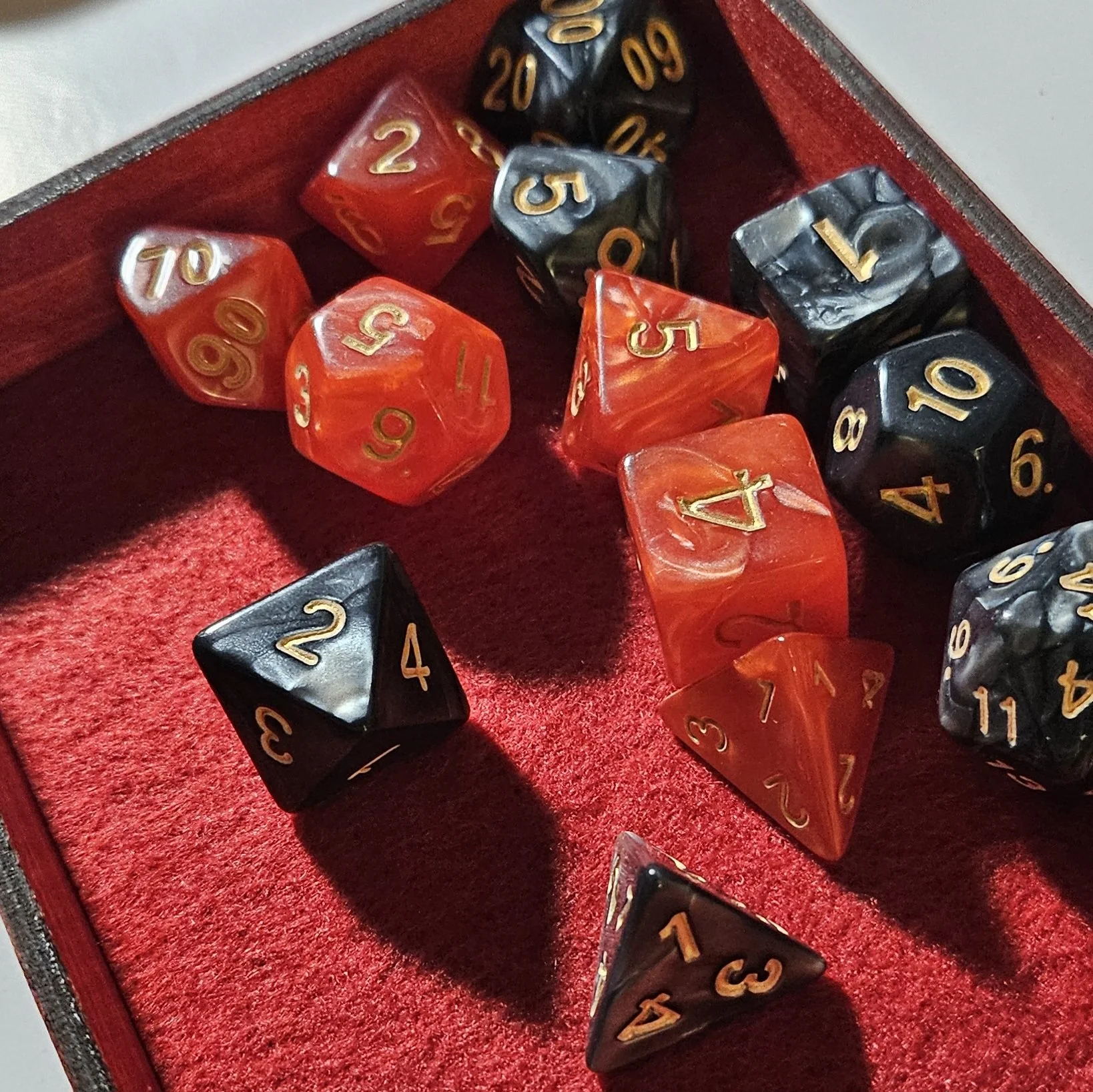 Boites personnaliser pour deux ensembles de dés polyédriques pour jeux de rôles sur tables.