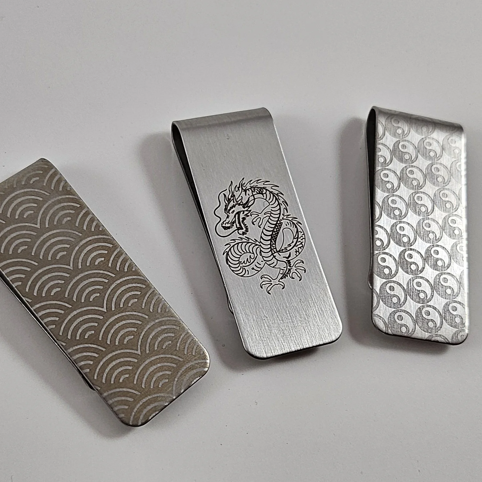 Gravure personnalisée sur pince à billets « Money Clip » en acier inoxydable.