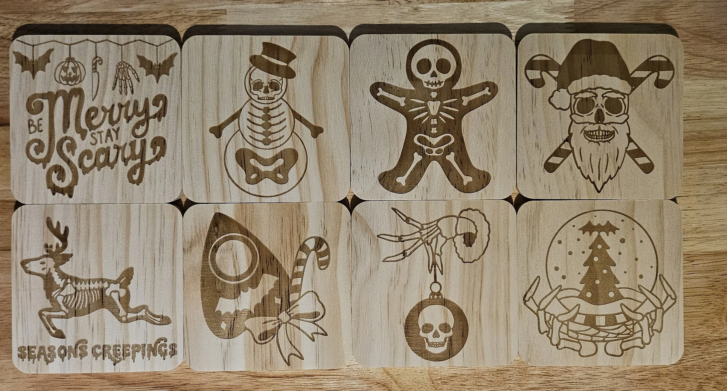 Ensemble de 8 sous verres en bois « Spooky X-mas ».