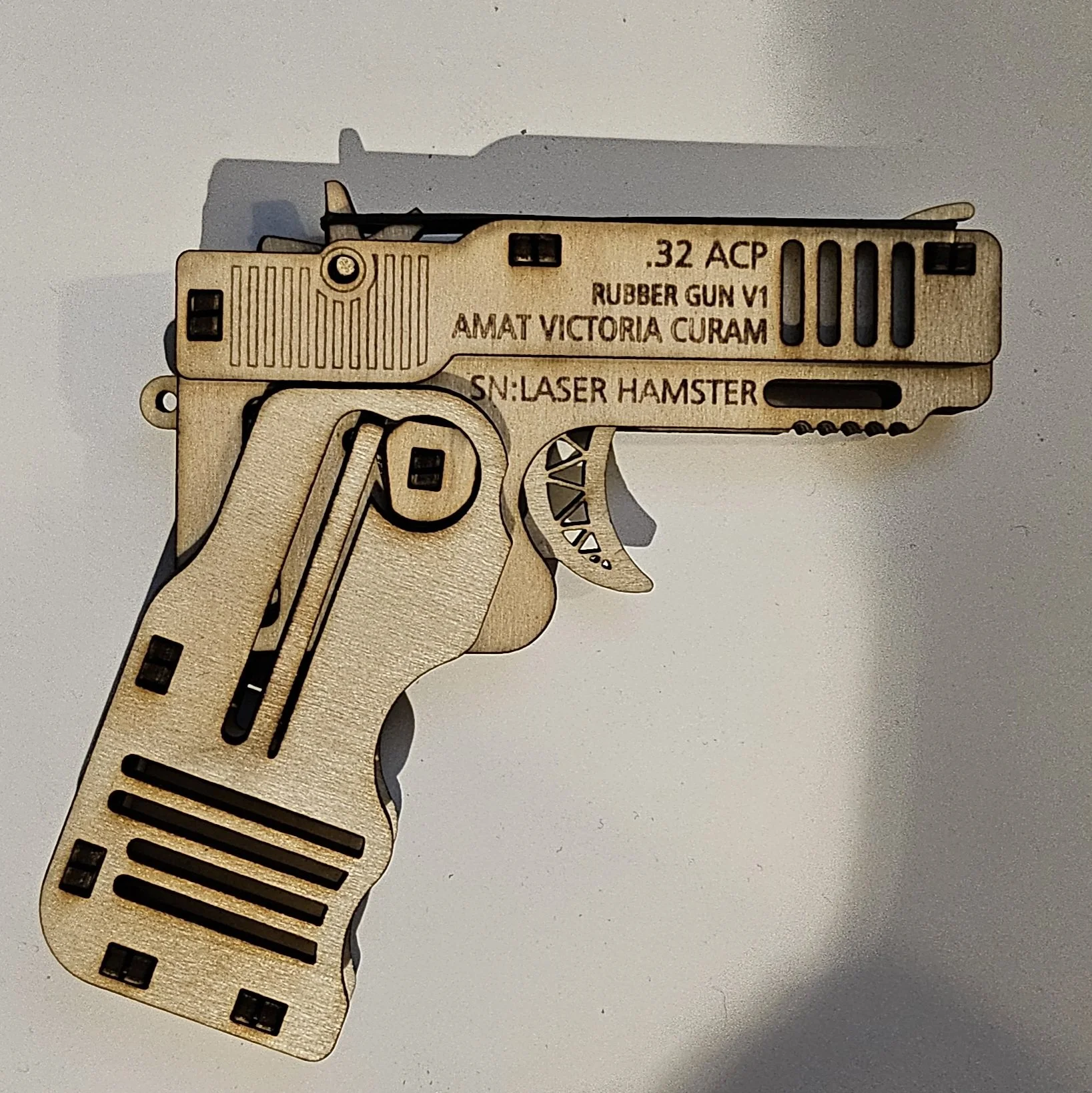 Fusil a élastique rétractable. (Ouvert)