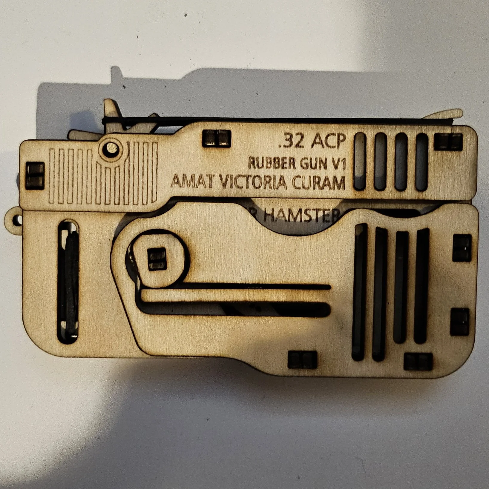 Fusil a élastique rétractable. (Fermé)