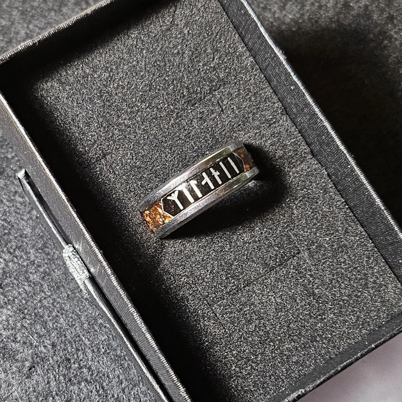 Bague personnalisé unique avec runes celtes.