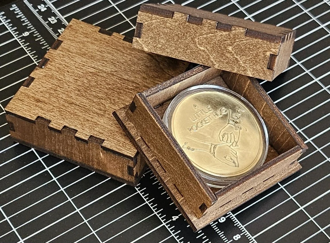 Deux pièces en laiton personnaliser avec leurs boites.