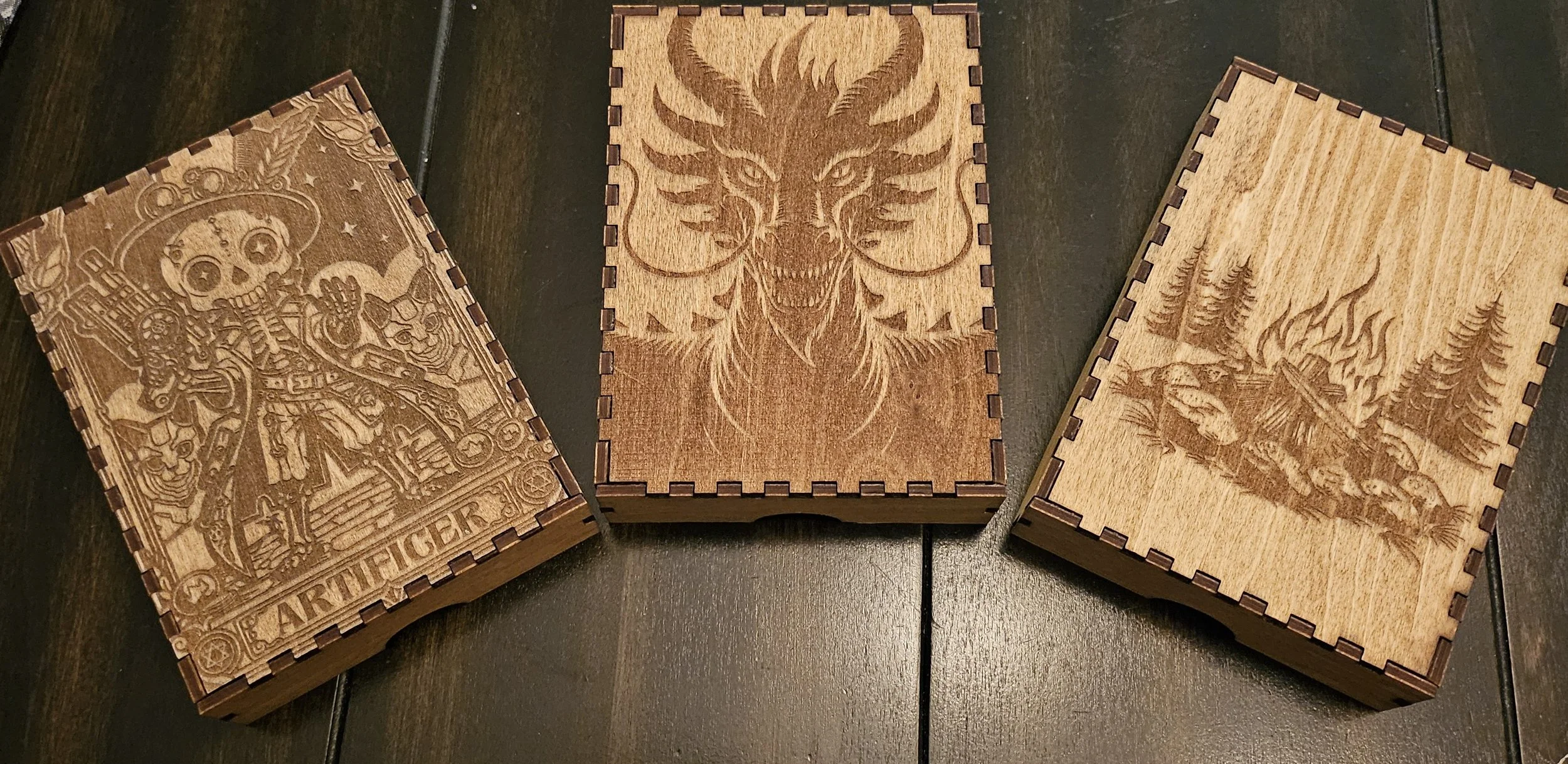 Boites personnalisées en bois pour deux ensemble de dés polyédriques et/ou réguliers.