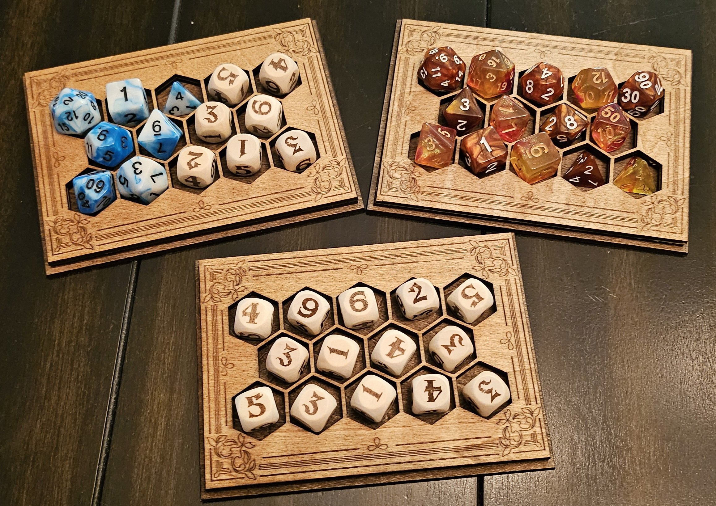 Boites personnalisées en bois pour deux ensemble de dés polyédriques et/ou réguliers.
