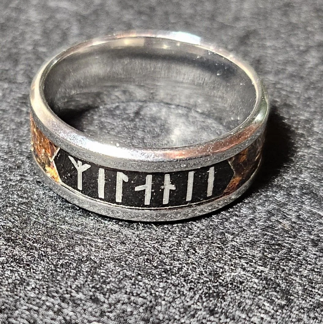 Bague personnalisé unique avec runes celtes.