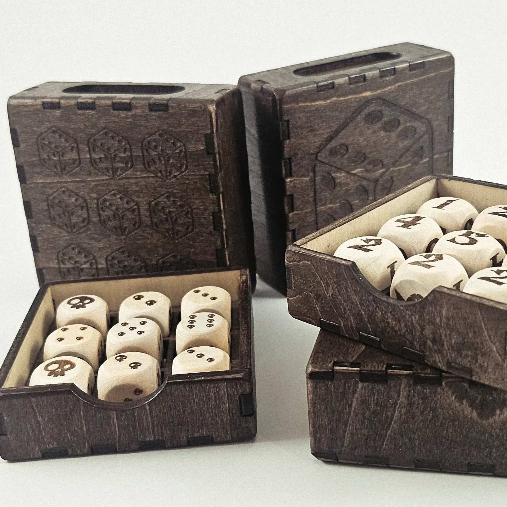 Jeu de dés en bois  – 9 dés + boîte compacte