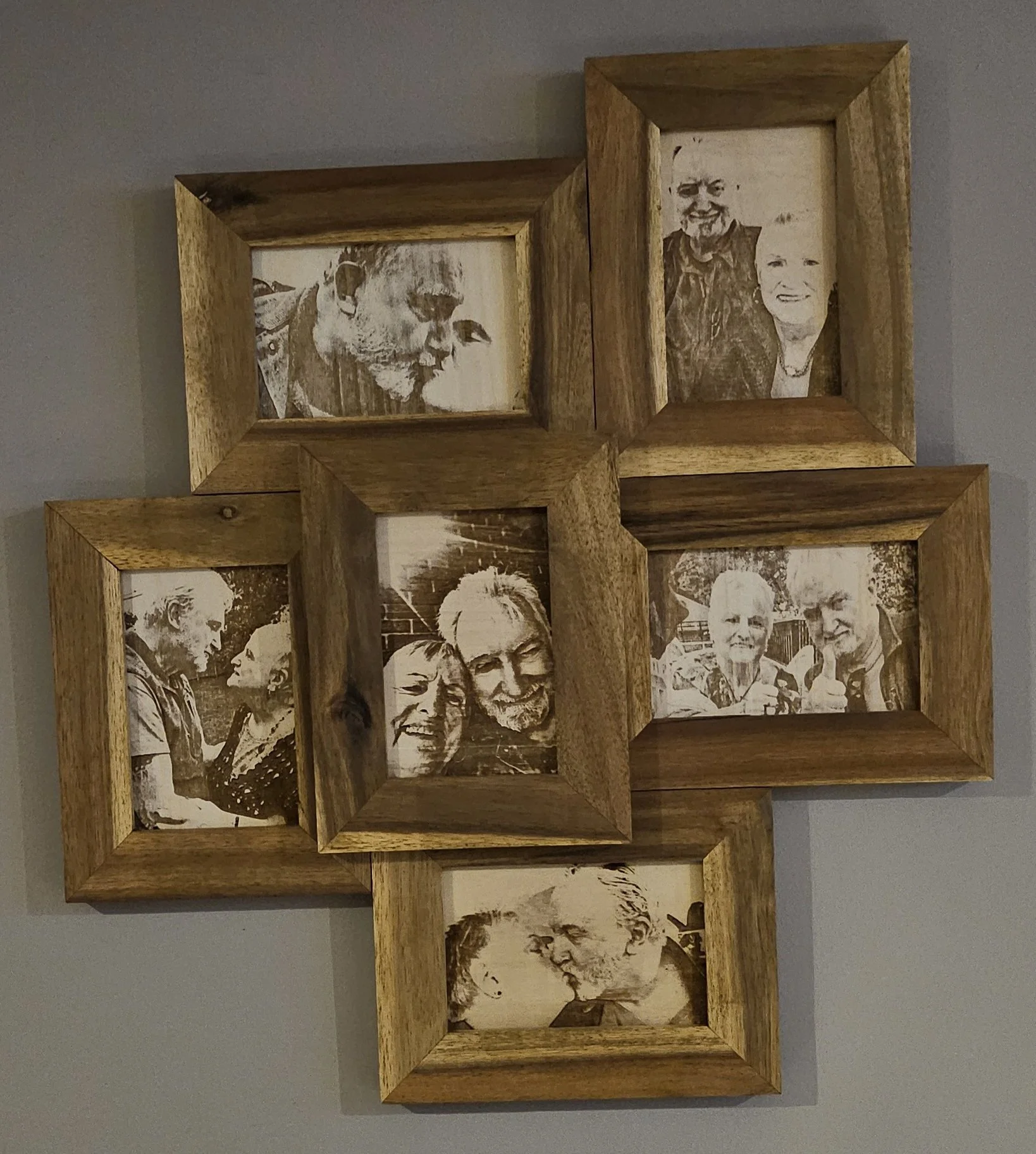 Montage de 6 cadres en noyer avec photographie graver sur bois. 