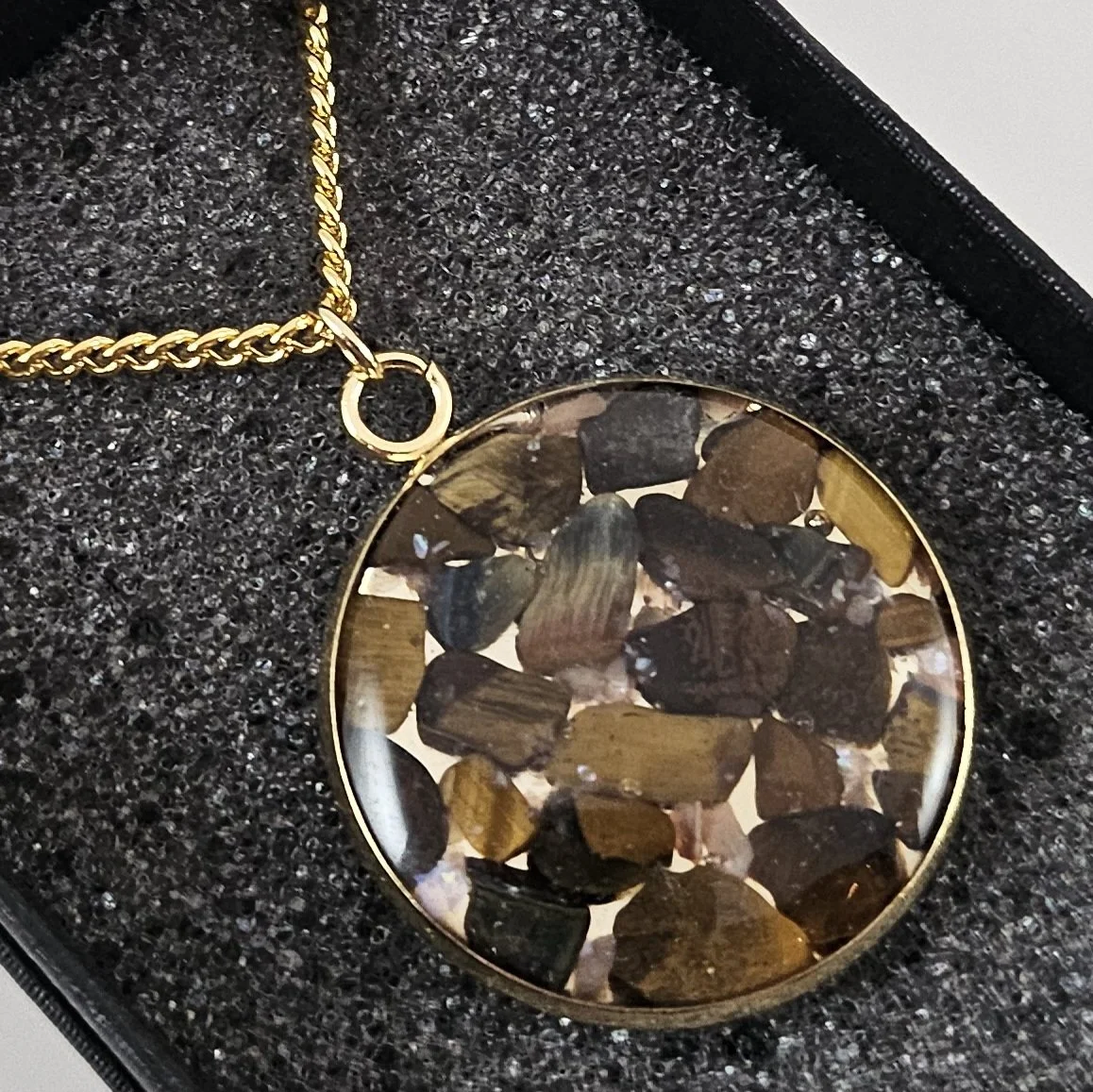 Pendentif Doré avec Pierre d'Œil de Tigre et Chaîne Assortie