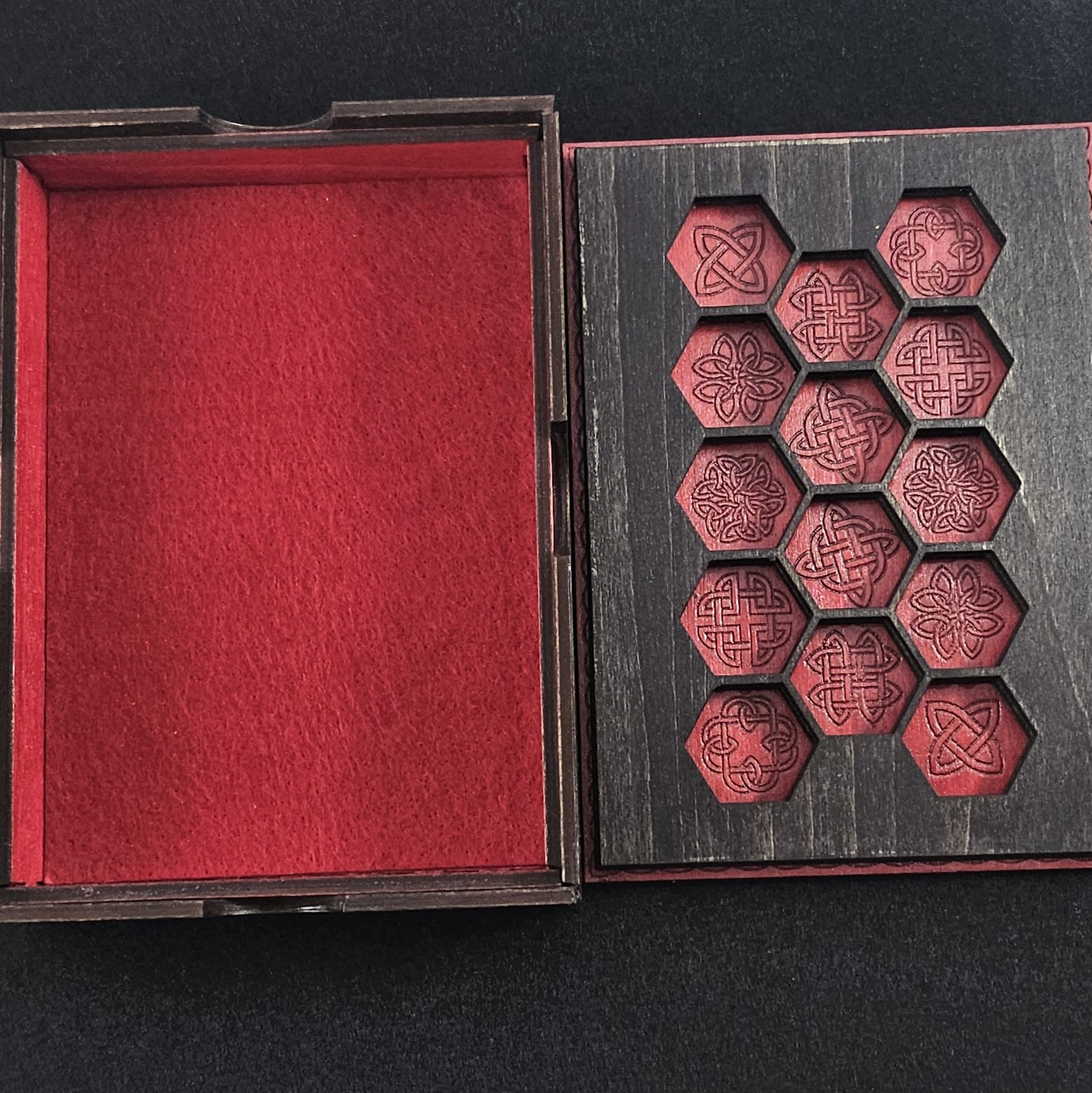 Boites personnaliser pour deux ensembles de dés polyédriques pour jeux de rôles sur tables.