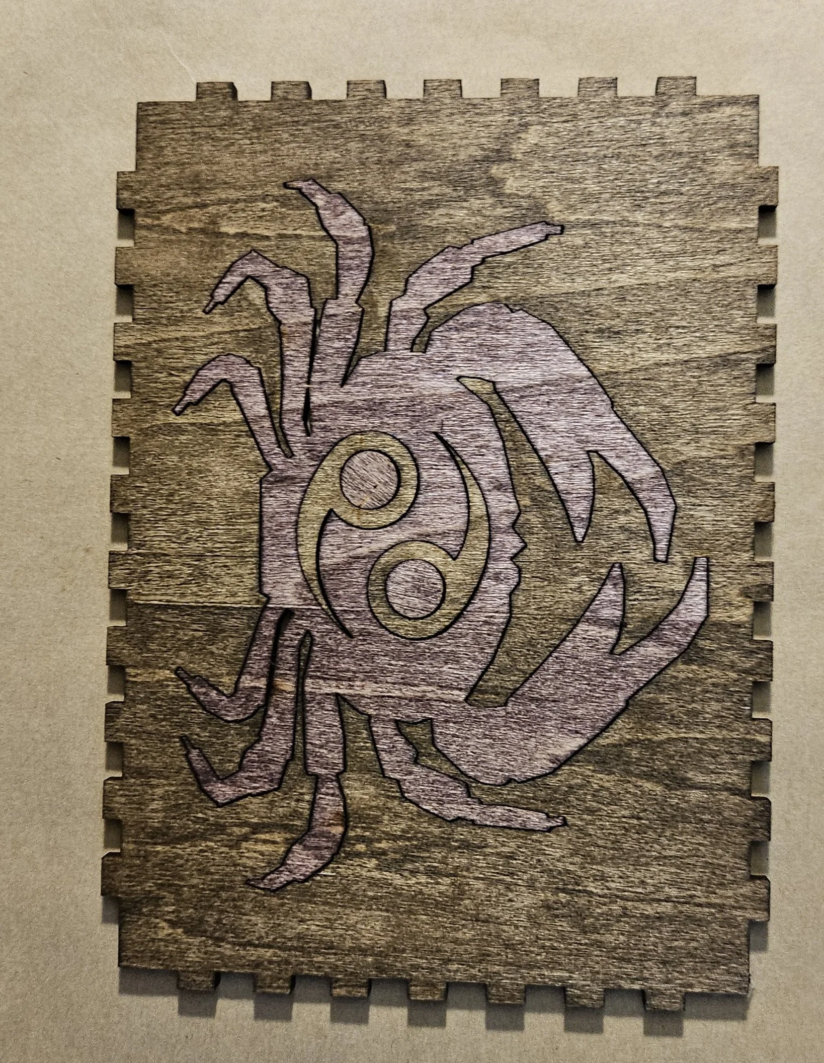 Panneau frontal d’une boite a dés personnaliser. (Pré assemblage)