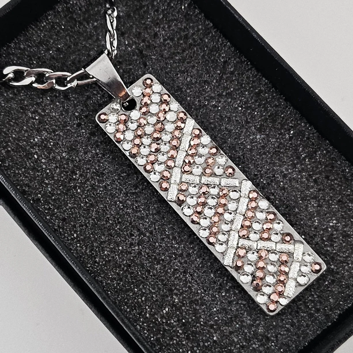 Collier Étincelant en Acier Inoxydable avec Cristaux Roses