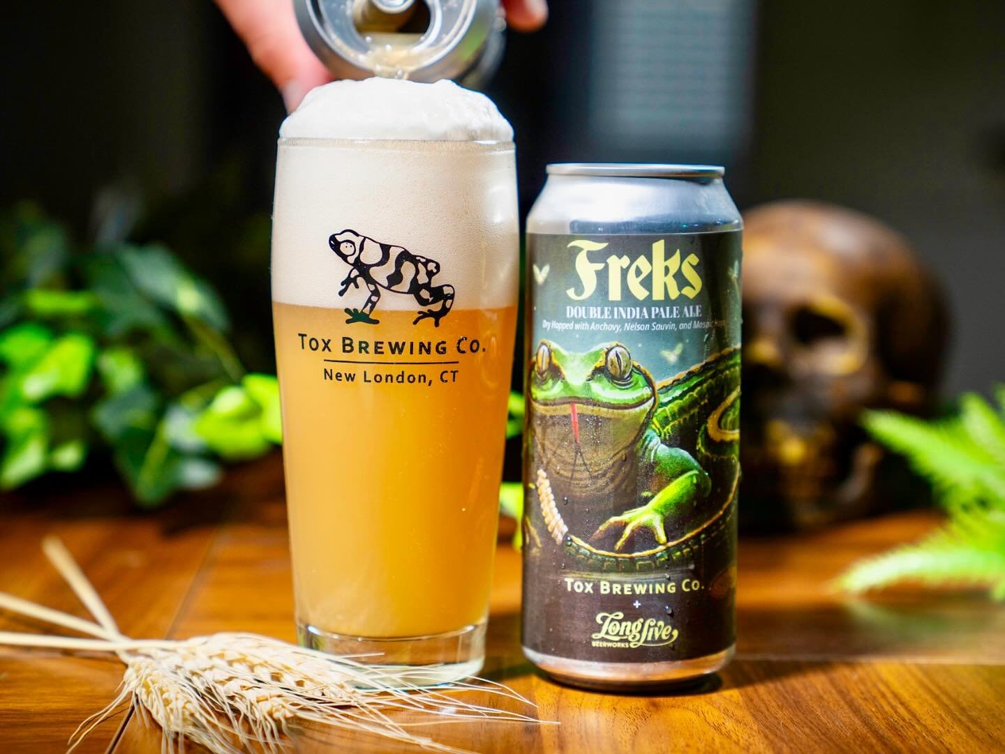 Fresh off the press is our brand new collab with @longlivebeerworks!
🐸🐍
From the folks that brought you Dart Frog, Sneks, and Frog Vs. Snek comes a brand new Collaborative 8% Double IPA called Freks. This Double IPA is an exploration of the hop var