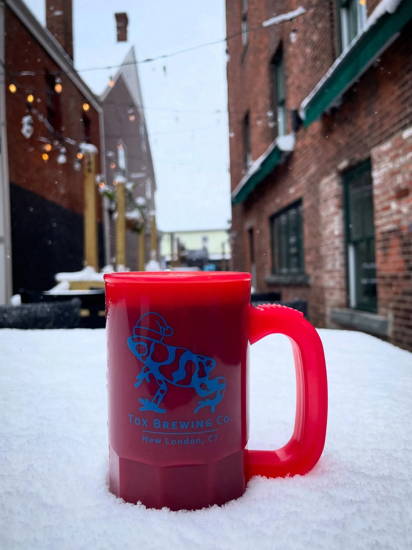 ❄️Happy Snowy Sunday!❄️
If you missed Stoutmas yesterday, have no fear. We still have our color changing mugs and some of the delicious brews from yesterday. So after you&rsquo;re done shoveling out, stop by for a yummy stout, a pizza, a coffee, good