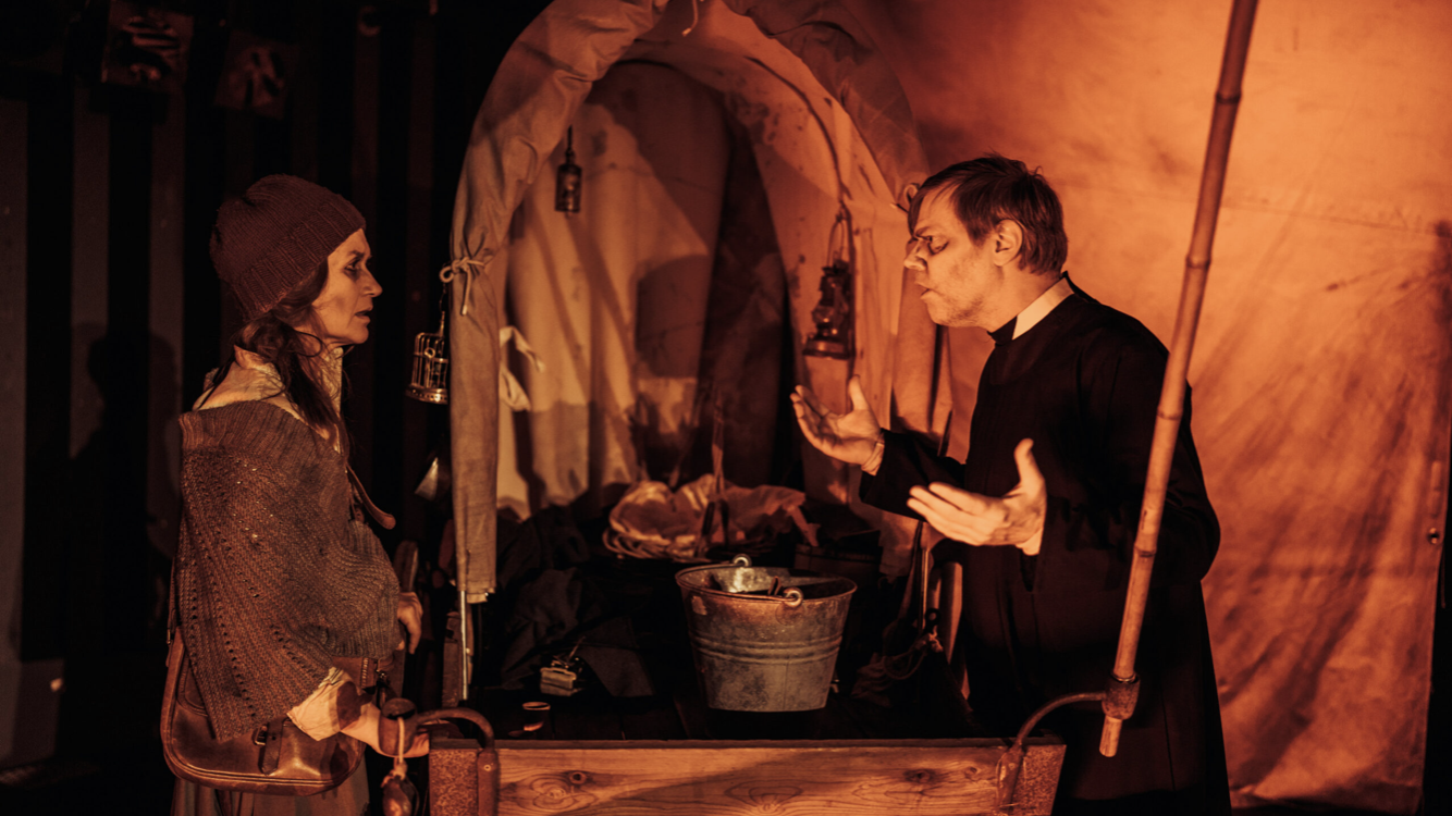 Miguel som feltpresten i «Mor Courage»