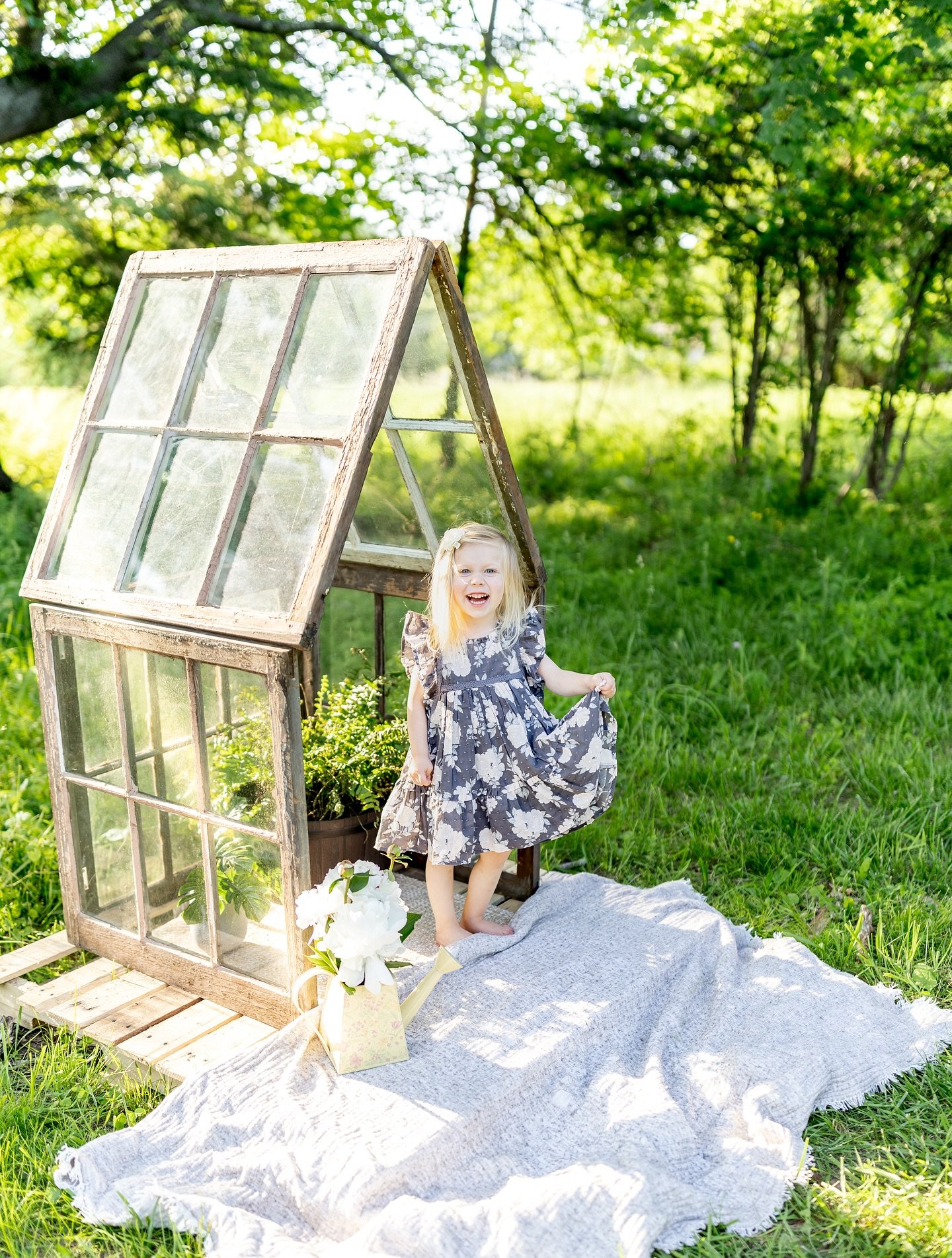 The little greenhouse is open for magic ✨
This Saturday &amp; Sunday, June 7 &amp; 8 &mdash; 20 mins - 20 images - $150. Get some photos for Dad just in time for Father&rsquo;s Day! DM to book or for more info!

⸻

#kmariephotography #greenhouseminis