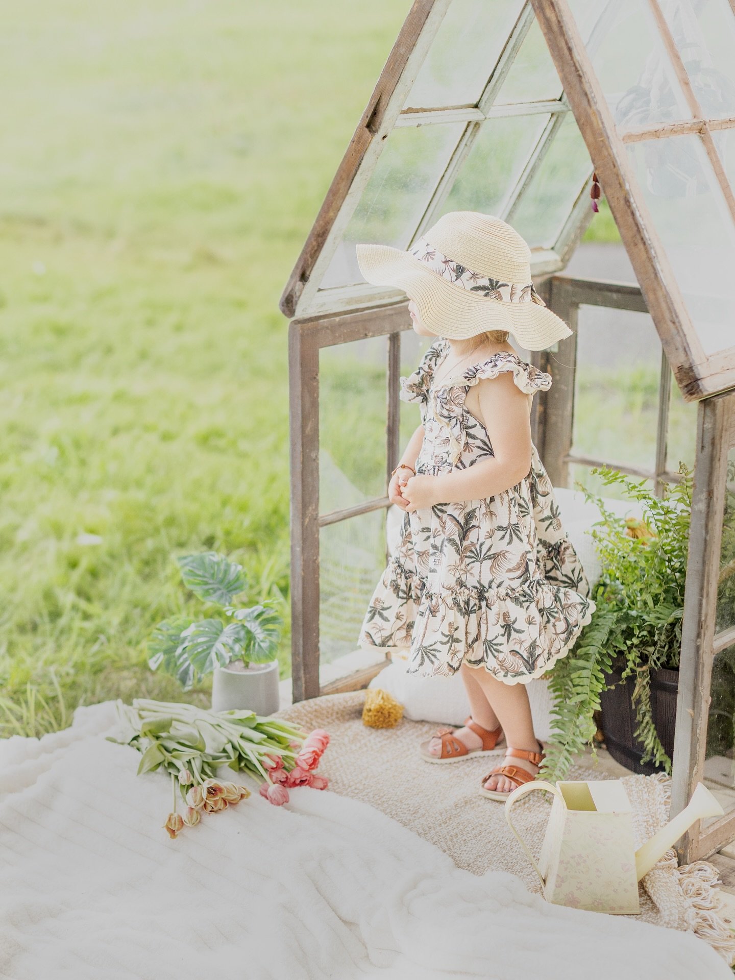She&rsquo;s patiently waiting for someone to hand her a juice box and tell her she crushed her photoshoot. 🧃 I&rsquo;m hosting more of these greenhouse minis this weekend!! Booking link in my bio. 🤍🩶🖤

#greenhouseminis #kmariephotography #ctphoto