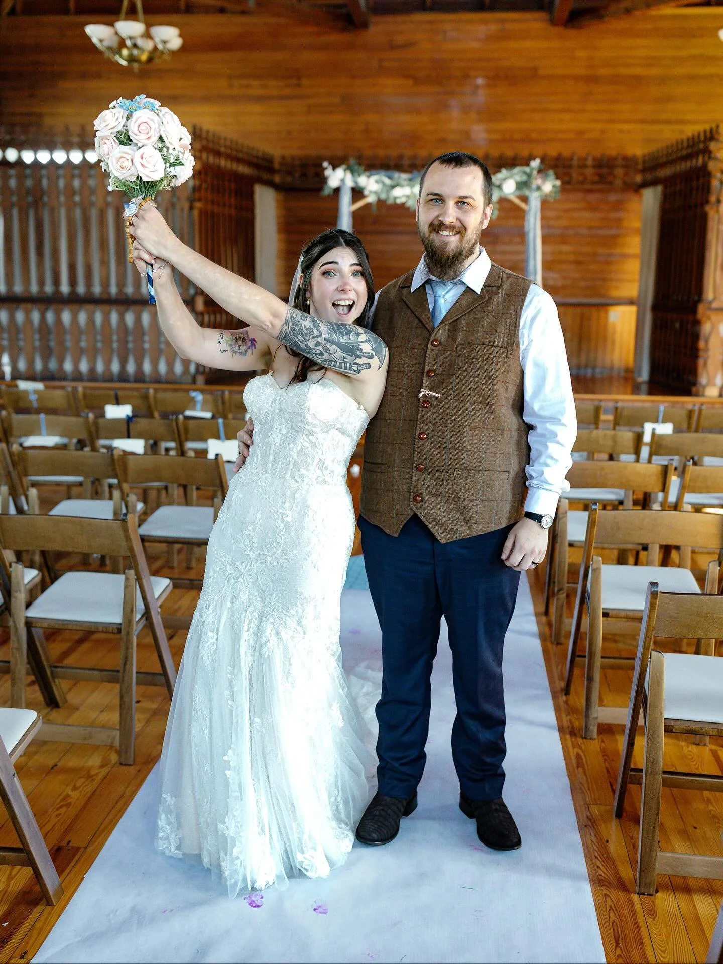 In the tiniest, oldest, cutest chapel, these two tied the knot, rang the bell, and lived happily ever after&hellip; or at least long enough to tell the tale of wrangling their 847 family members into one photo. 😂

#kmariephotography #ctweddingphotog