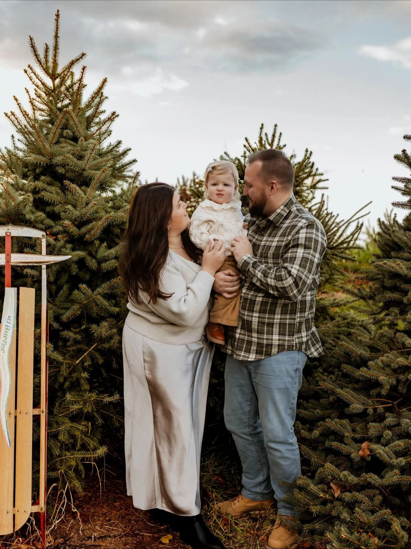 Every photog knows that shooting another photog is slightly terrifying but not when it&rsquo;s your bestie and her new husband. Their beautiful daughter Quinn gave me exactly 3 smiles and 47 &ldquo;are you kidding me?&rdquo; faces. 🤣❤️🎄✨