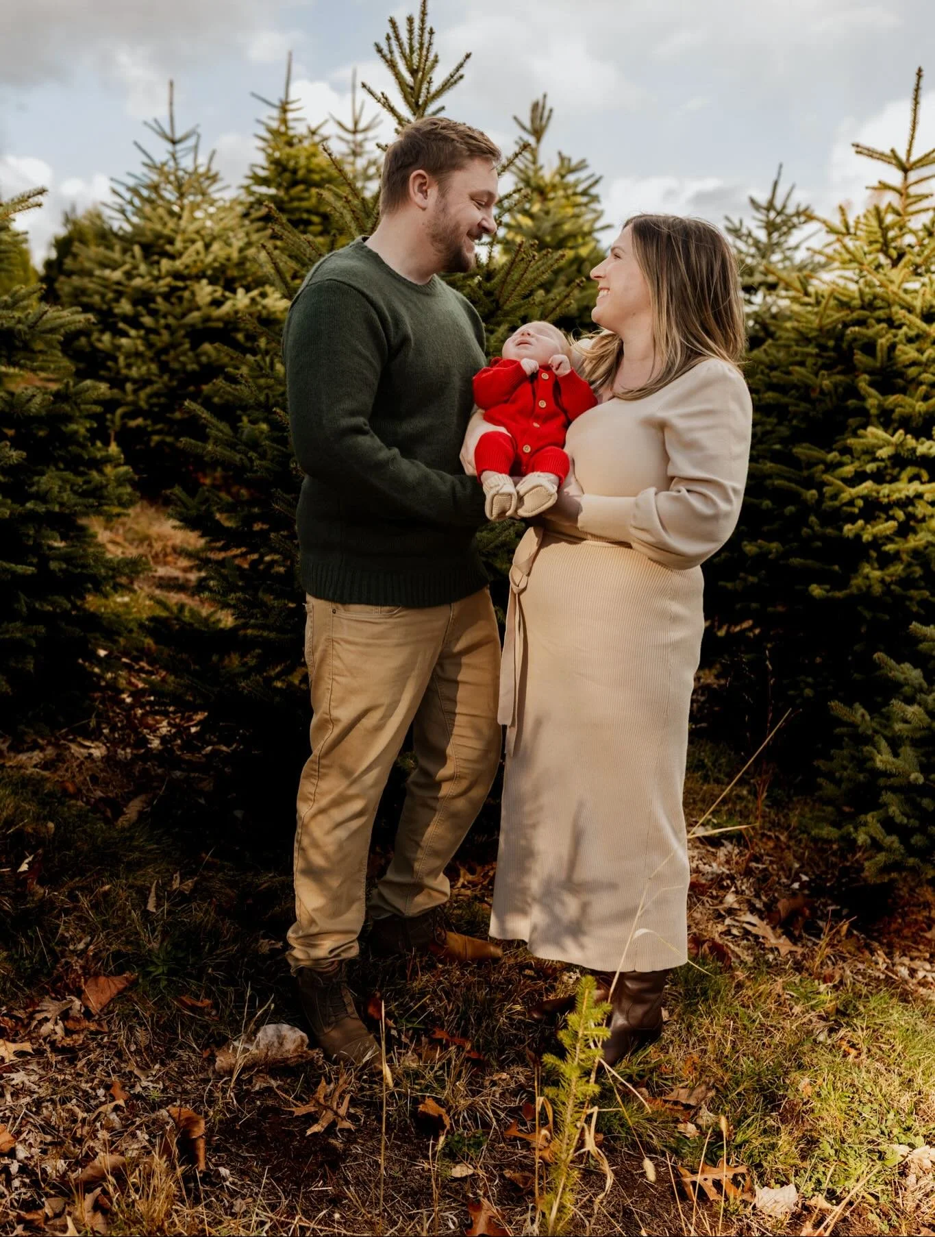 This couple reminded me of how special it is to celebrate the holidays with a brand new baby. 🎄🎁🥹

#connecticutphotographer #ctphotographer #brokenarrowtreefarm #hamdenctphotographer #cheshirectphotographer #wallingfordctphotographer #newtownctpho