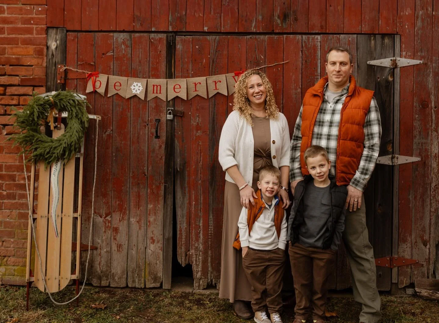 This session brought all the pure boy energy: loud, wild, hilarious, and absolutely perfect. 😊🤭🎄

#familyphotographer #familysession #lifestylephotography
#ctphotographer #connecticutphotographer #newenglandphotographer
#photographerlife #familyph