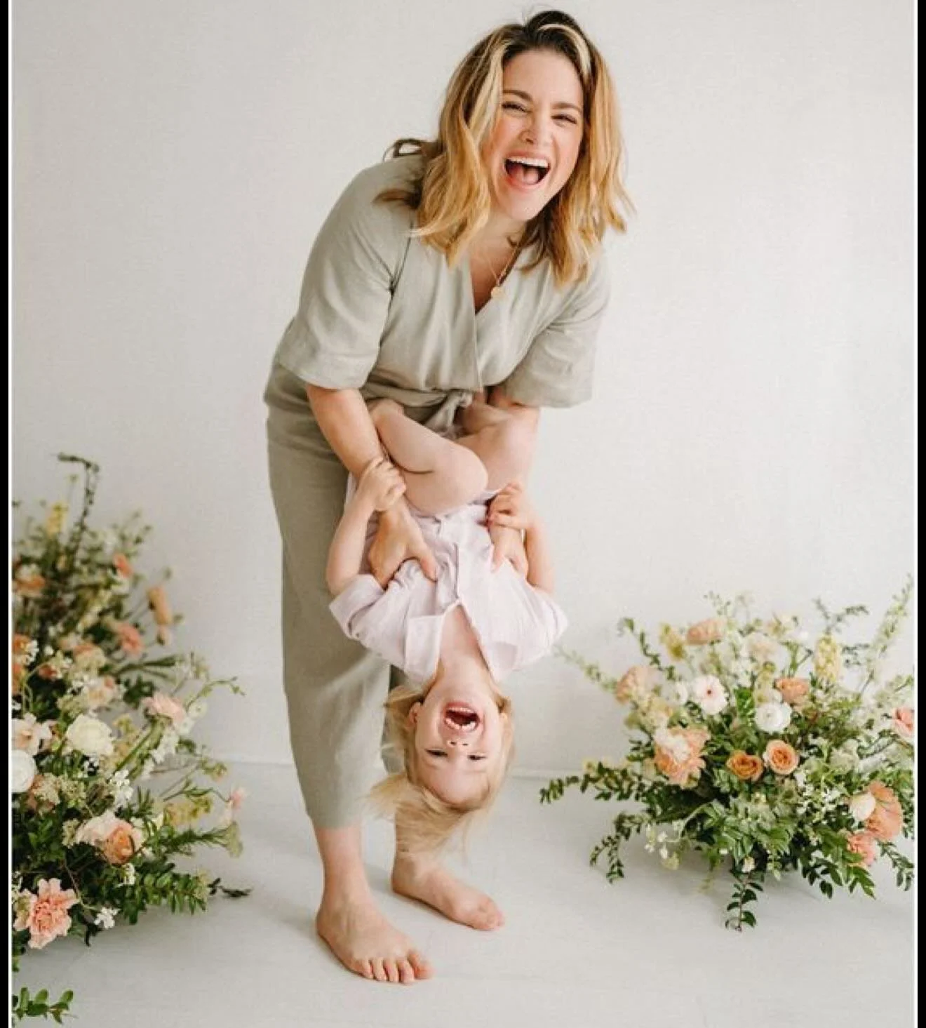 Have you booked yet?! Spots are filling up for Mothers Day minis! Sunday April 26 in Manchester CT- booking link in bio! 💐🌾🌷