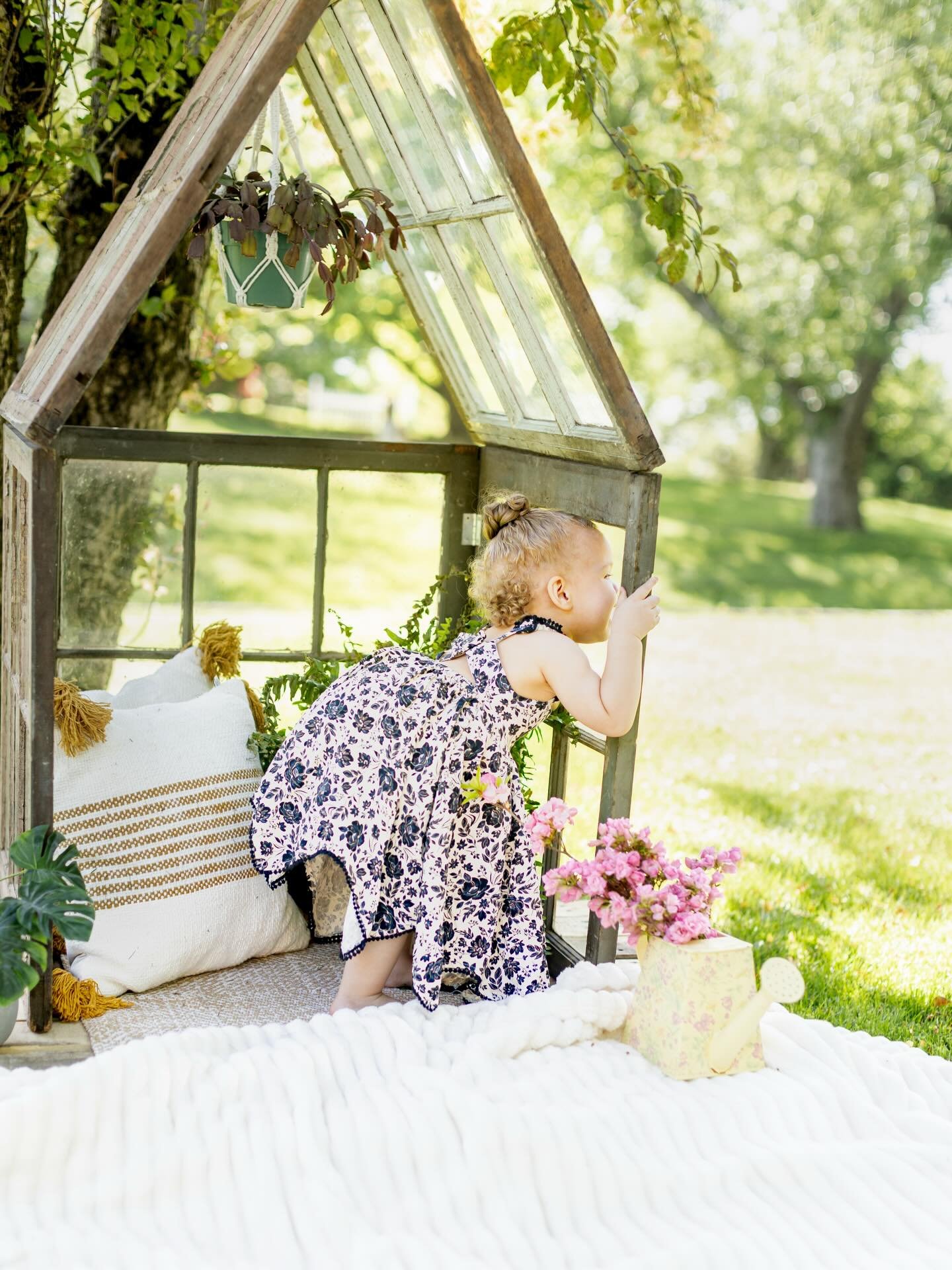 &ldquo;Is spring out there yet?&rdquo; 🌷👀

Nope.
But it is in my greenhouse this April. 😊🌿
Booking link in bio! 🔗 

#connecticutphotographer #ctspringminis #ctphotographer #cheshirectphotographer #wallingfordctphotographer