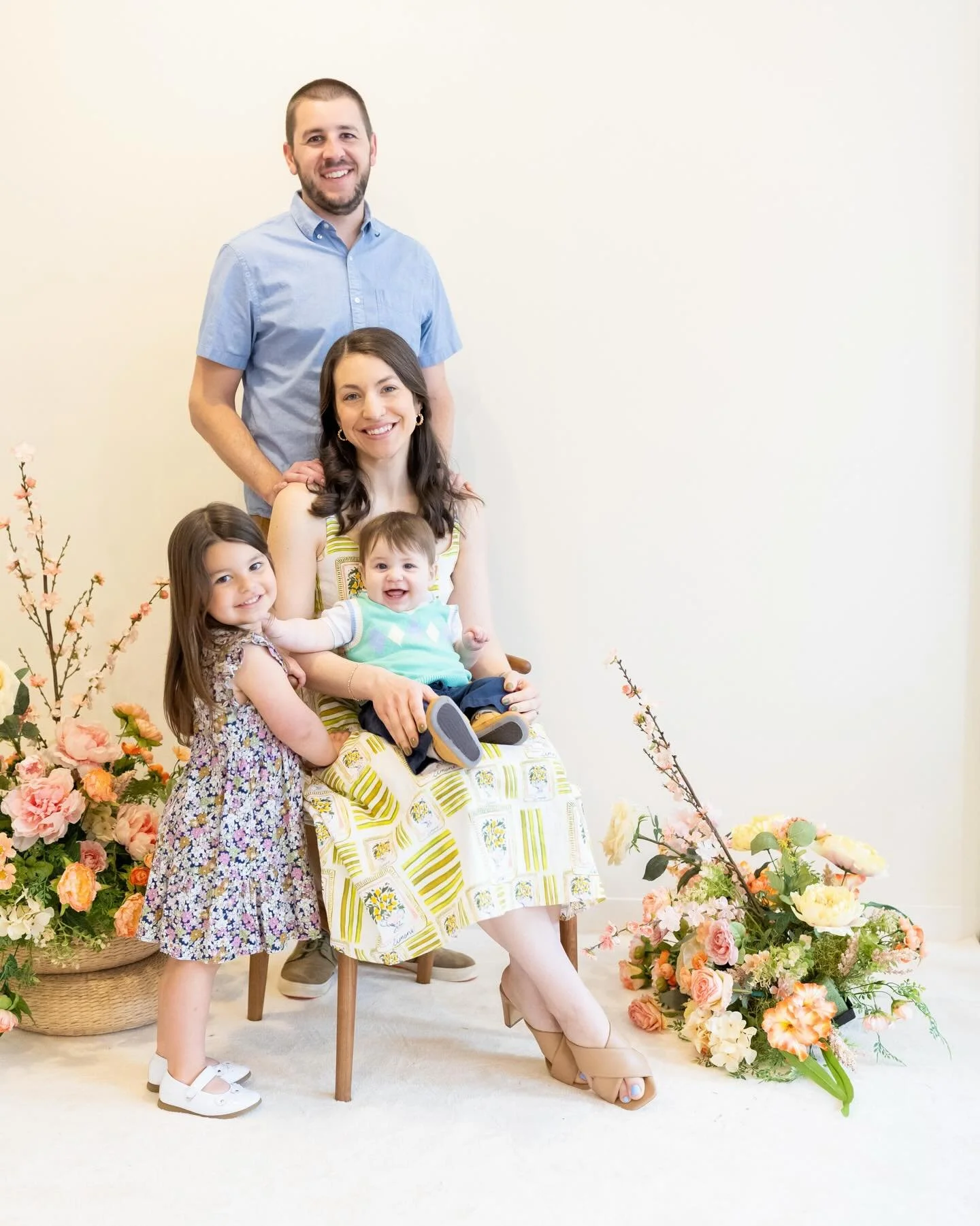 We LOVE that Dad jumped in a few of these too!! I just loved this family. 😍🥹💚🩵
@samantha.e.benoit 

manchester ct photographer, manchester ct family photographer, connecticut family photographer, ct motherhood photographer, mother&rsquo;s day min
