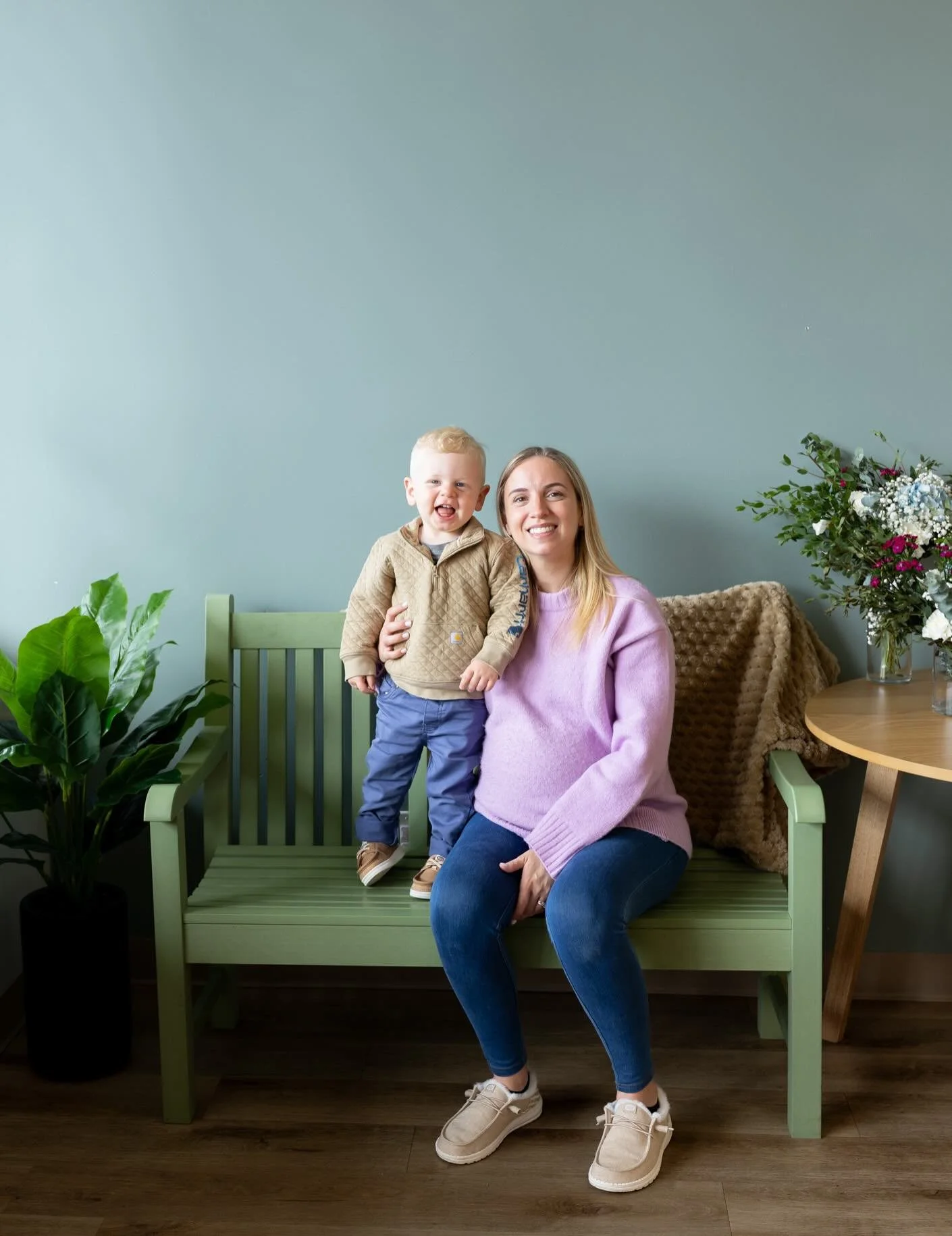 Tiny humans, snack bribes, wiggly legs, and moms who deserved to be in the frame for once 💛

Had the best time capturing these sweet little moments at @perfect_playdate . This setup was simple, cozy, and honestly the perfect reminder that photos don
