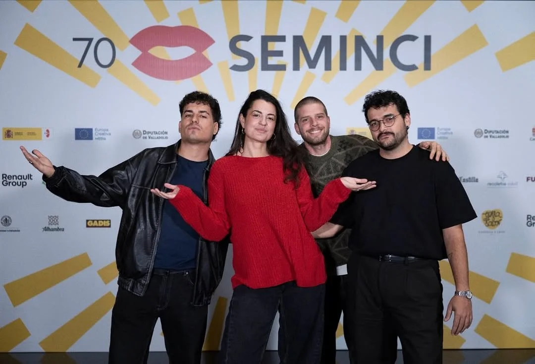 Jon López (@jonlopezd) presentando ‘Loquita por ti’ (@loquitaxti_film) junto a la directora Greta Díaz Moreau (@gretamonroeau)  y @byatomic en la Sección Oficial Internacional de Cortometrajes de @seminci_oficial #70S