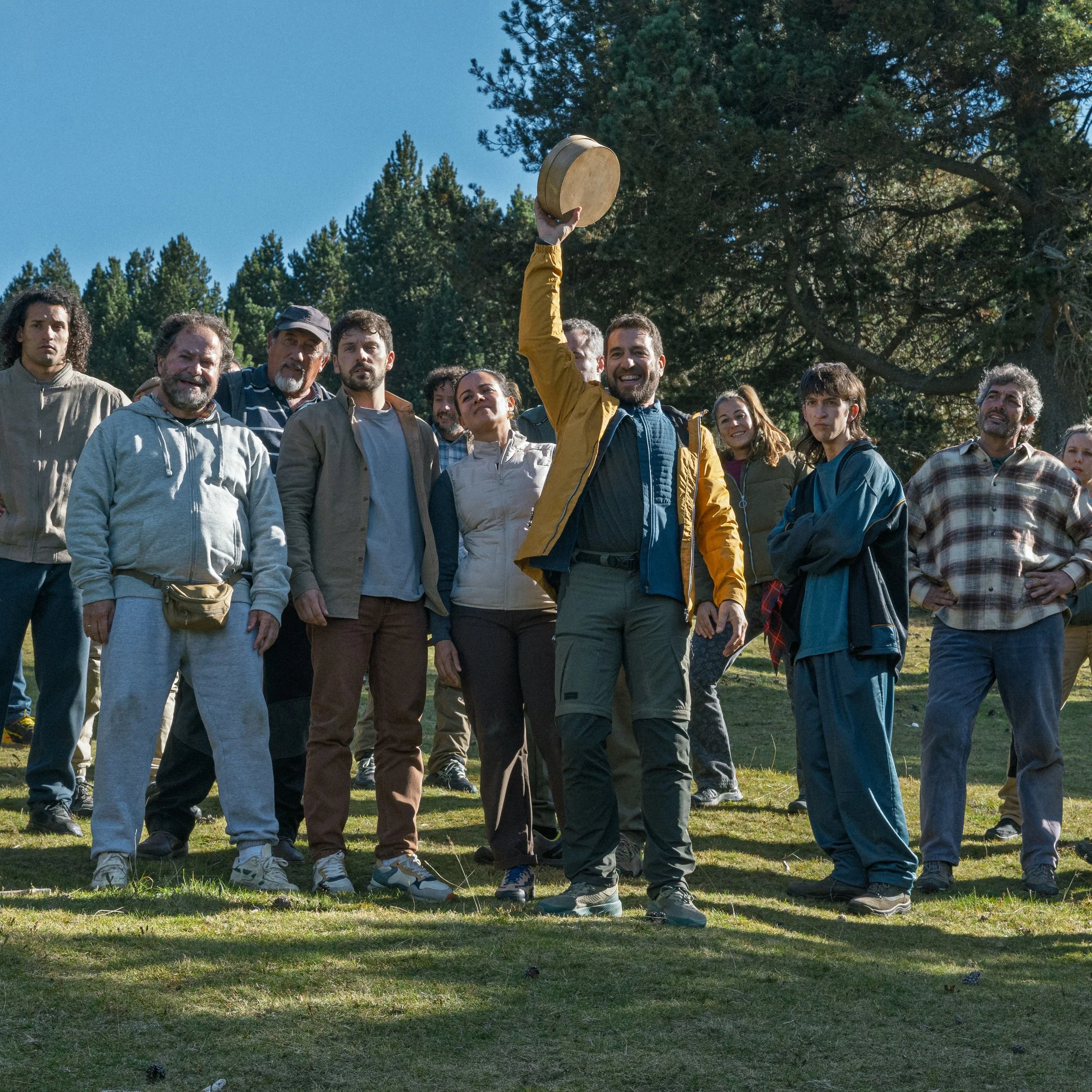 Si cre&iacute;as que sobrevivir de lunes a viernes en la oficina era duro, espera a verlos intentar sobrevivir a un fin de semana juntos en la naturaleza 🎒

💣&nbsp;#GraciasEquipo&nbsp;llega a @netflixes el 11 de septiembre con @victor_rebull19 &nbs