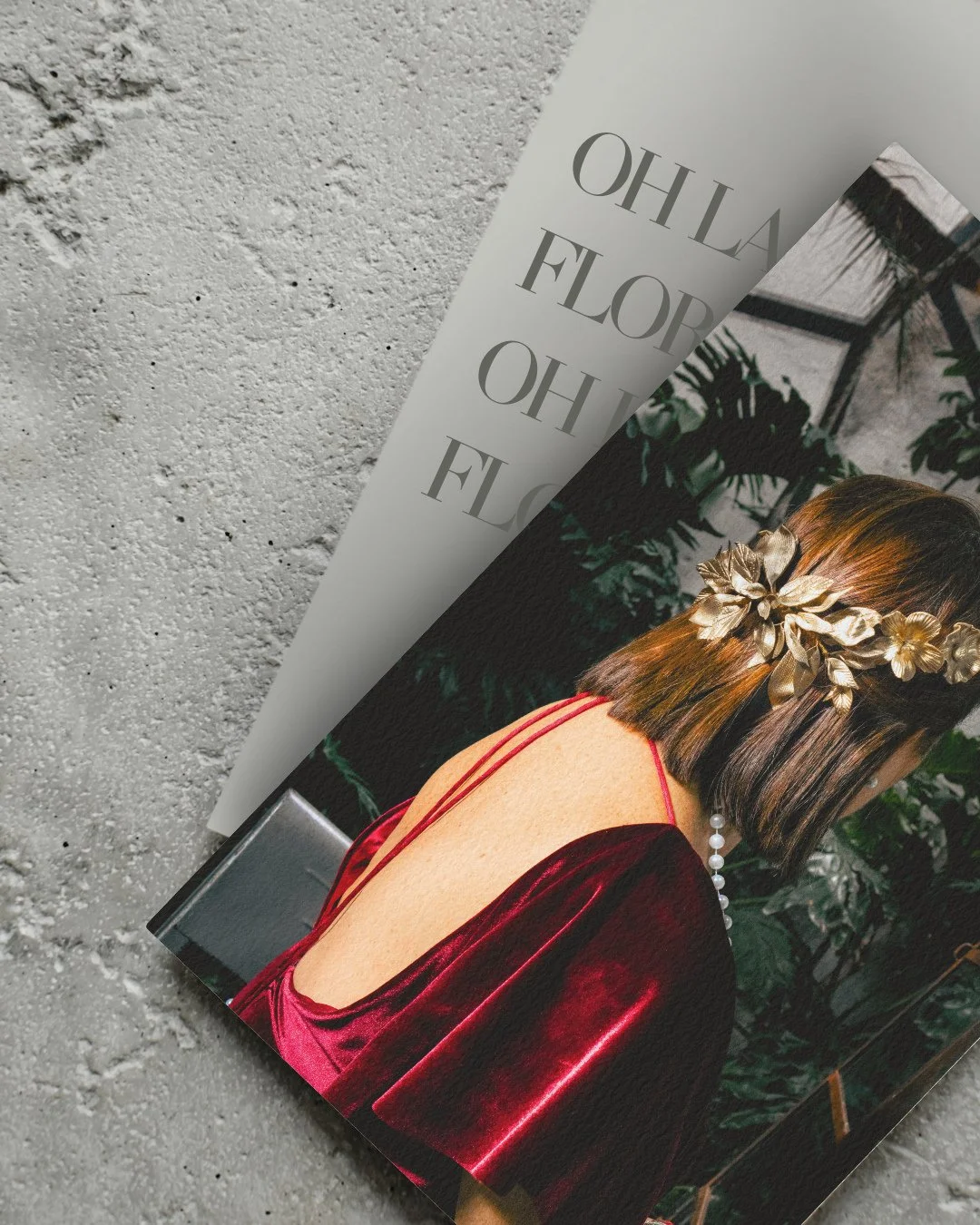 Caesar Halfmoon juega con la forma semicircular de las diademas antiguas y las delicadas hojas de porcelana.⁠
⁠
Su silueta recuerda las coronas de la Antigua Grecia, donde la elegancia y la simbolog&iacute;a se un&iacute;an para destacar la nobleza y